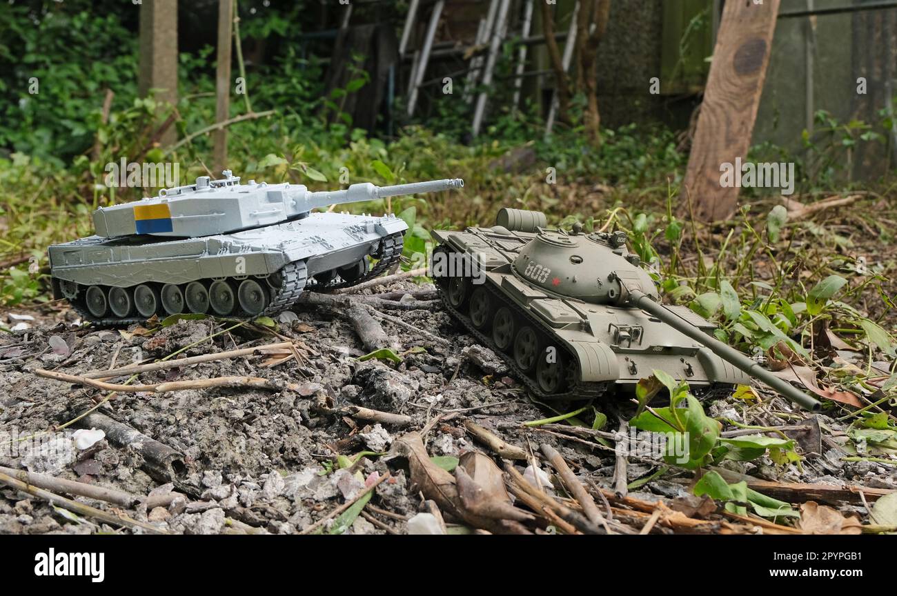 Maßstabsgetreue Modelle eines deutschen Leopardentanks und eines russischen T62-Tanks Stockfoto