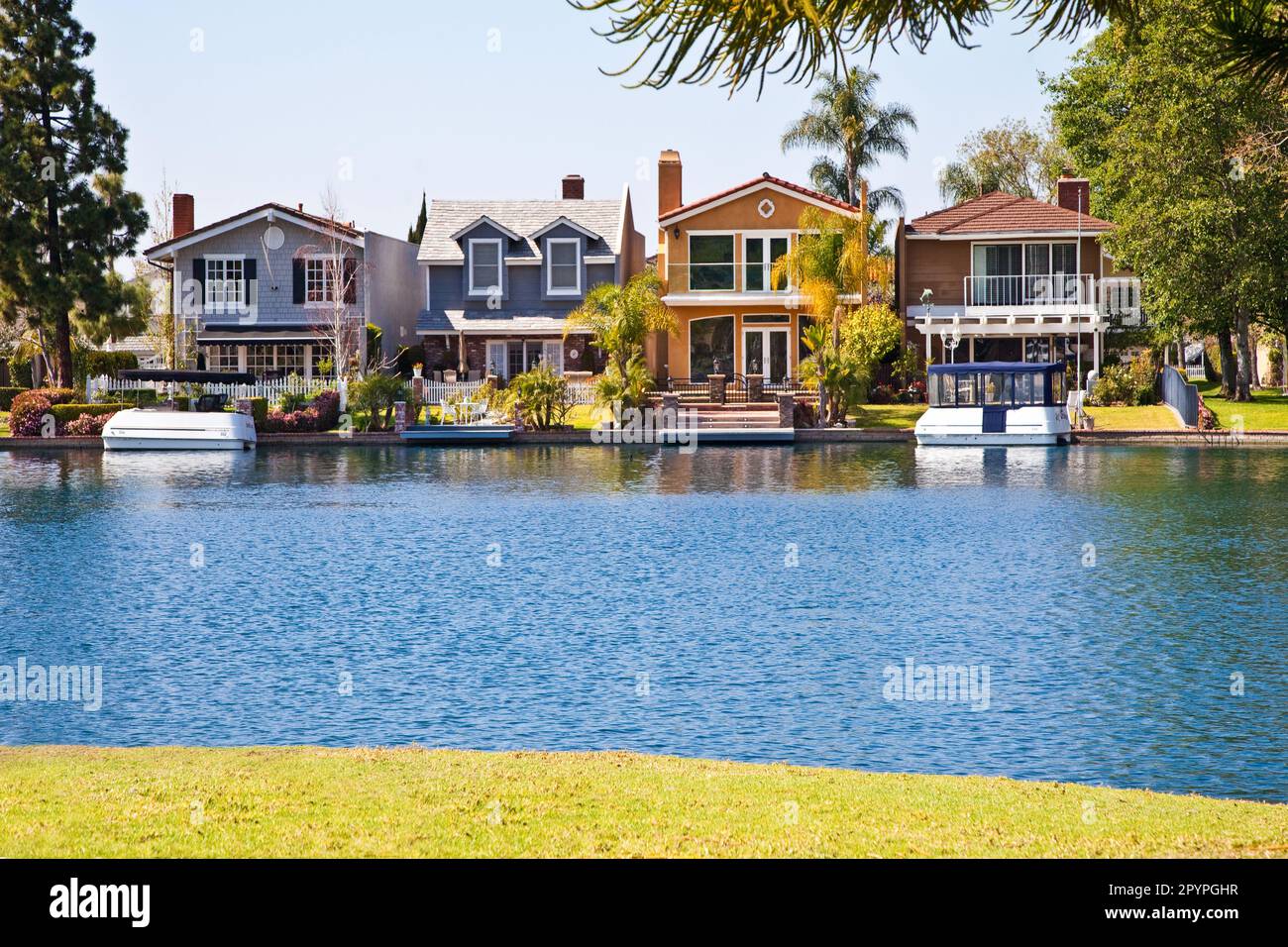 Immobilien am See bei Lake Forest Keys Stockfoto