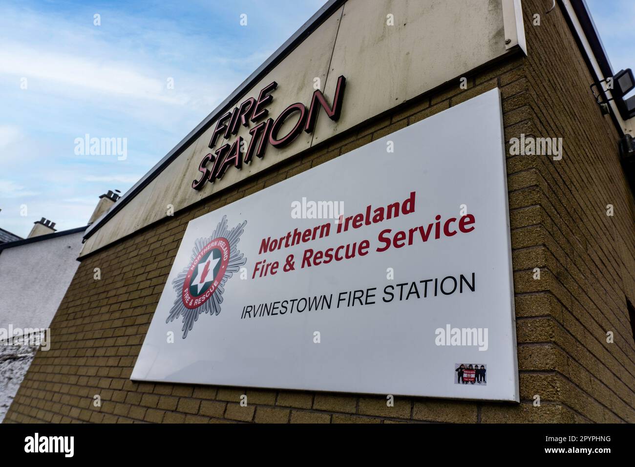Beschilderung für die Feuerwehr- und Rettungsstation in Nordirland in Irevinestown, Grafschaft Fermanagh, Nordirland. Stockfoto