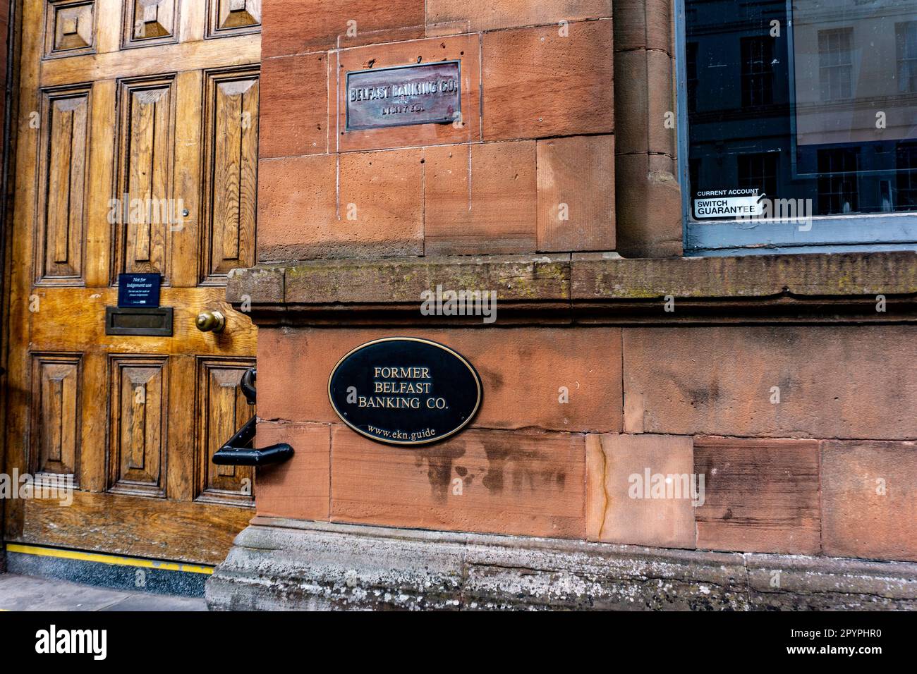 Das Danske Bank Building in Enniskillen, Grafschaft Fermanagh, Nordirland. Ein Sandsteingebäude aus dem 19. Jahrhundert, früher Belfast Banking Co. Building. Stockfoto