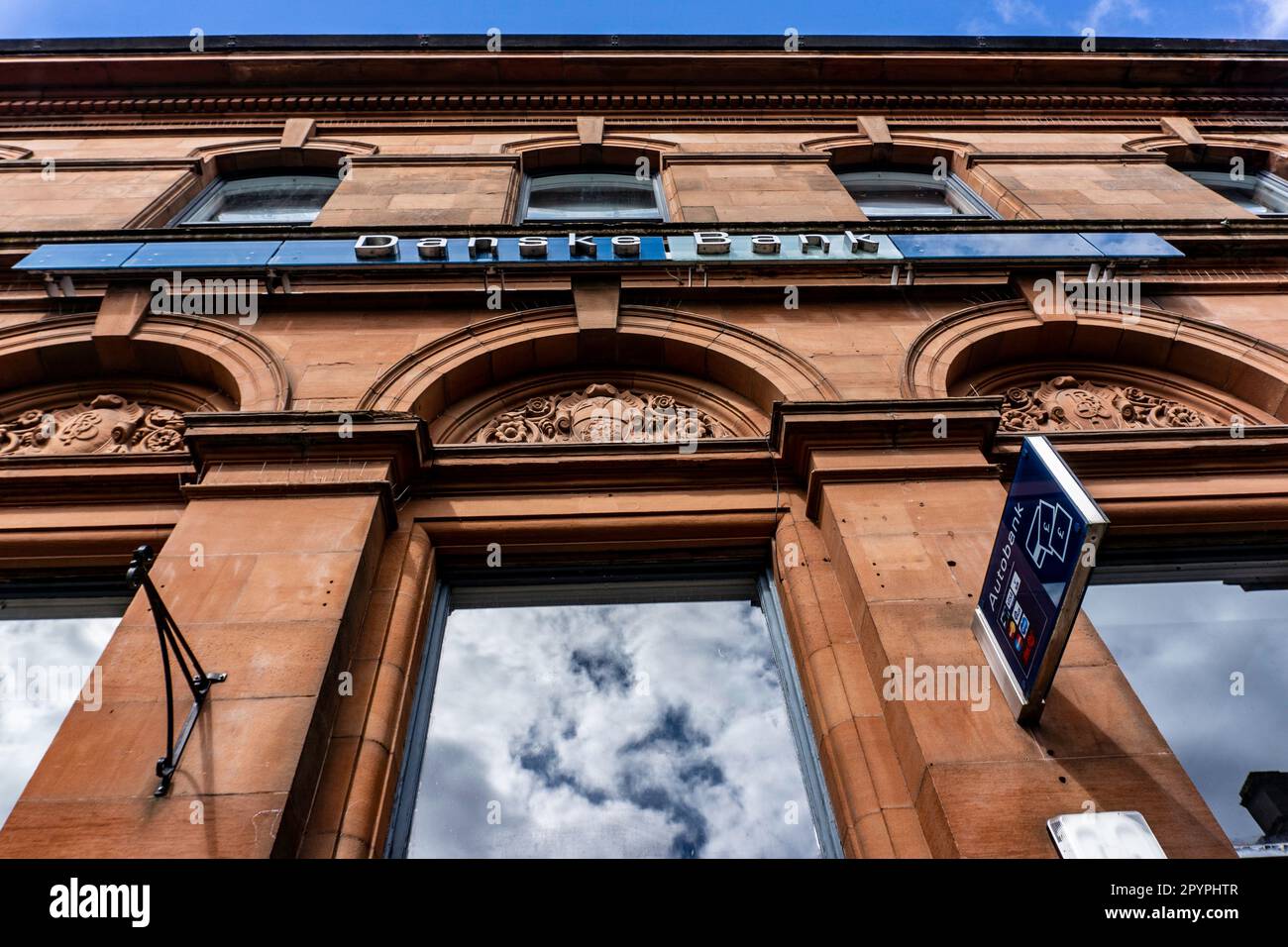 Beschilderung für die Danske Bank in Enniskillen, Grafschaft Fermanagh, Nordirland. Stockfoto