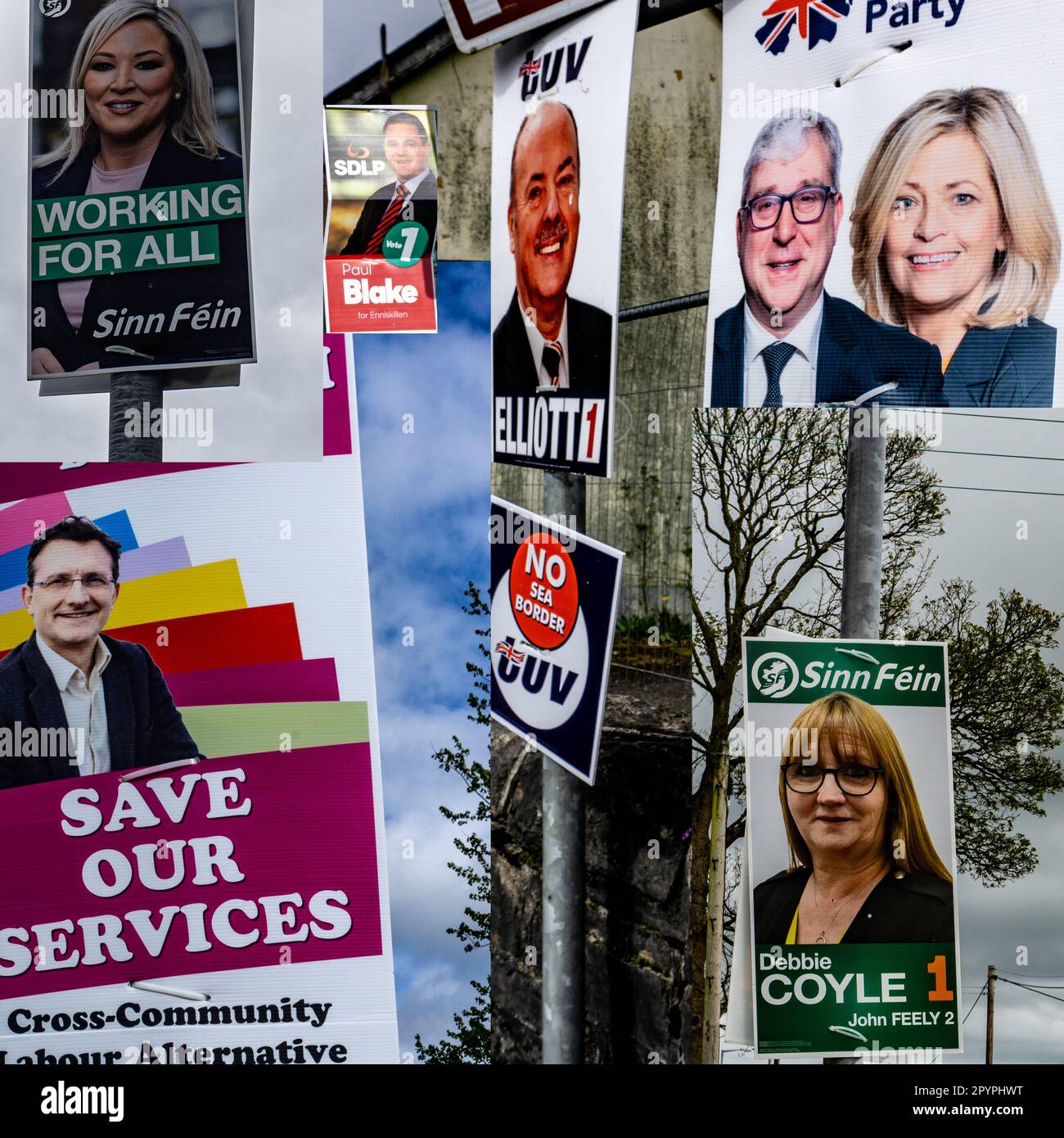 Montage von Wahlplakaten für die bevorstehenden Kommunalwahlen in Nordirland, Plakate für Sinn Fein, TUV, SDLP, UUParty und die Labour Party Stockfoto