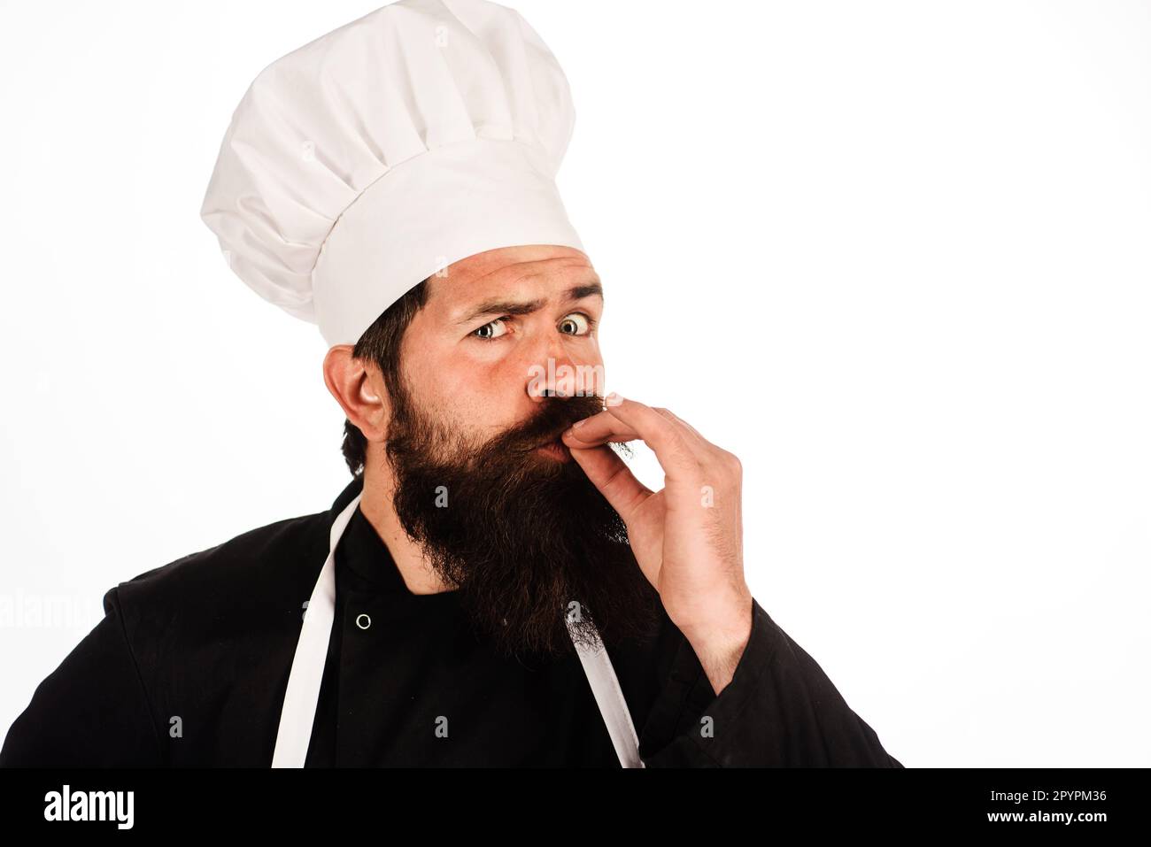 Koch mit Geschmacksbelehrung durch Küssen der Finger. Kochen in Uniform und weiße Schürze zeigt das Schild in Ordnung. Männlicher Koch mit Geste für die Zulassung des Restaurants Stockfoto