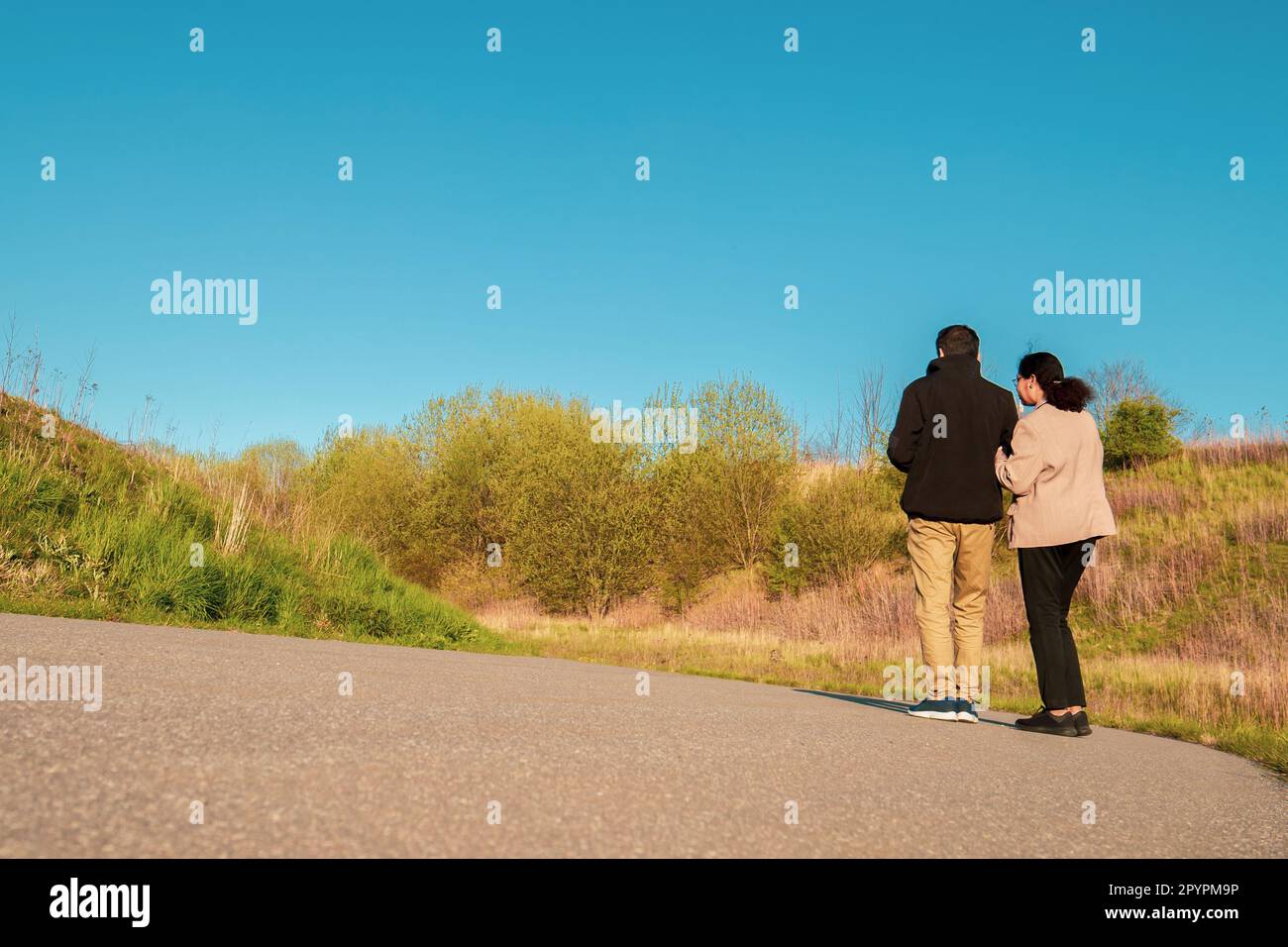 Ein Paar, das auf einer Landstraße in der Nähe von Kopenhagen in Dänemark steht Stockfoto