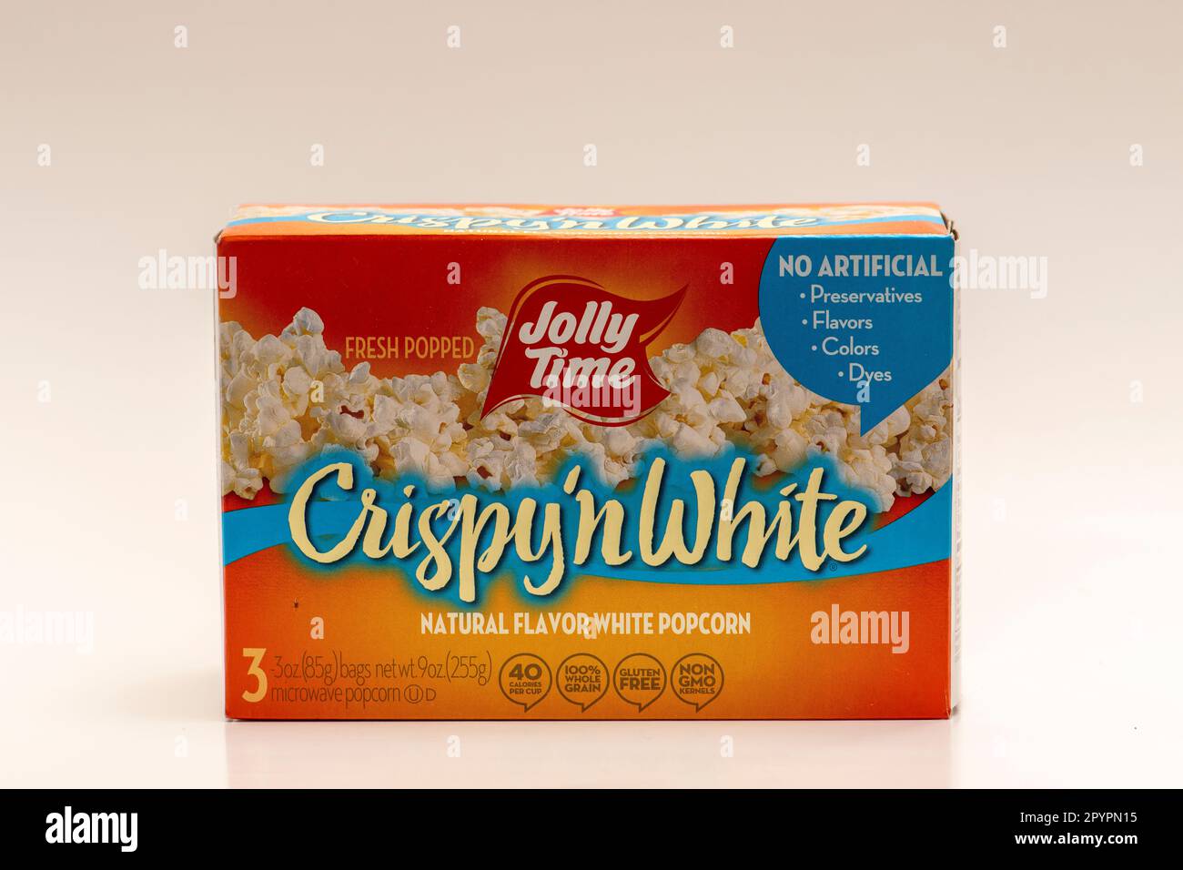 Eine Schachtel Jolly Time Crispy N White Popcorn auf weißem Hintergrund. Stockfoto