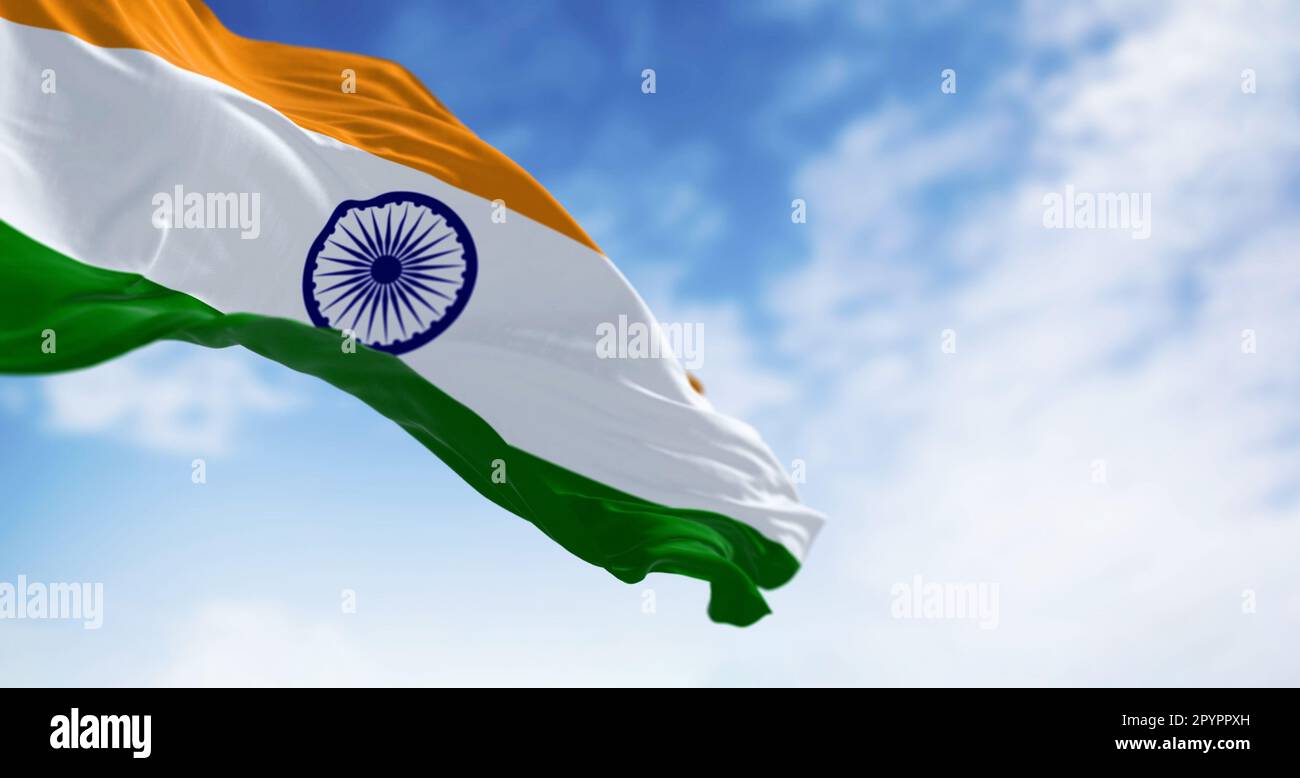 Indische Nationalflagge, die an klaren Tagen winkt. Safran, weiß und grün, mit einem blauen Ashoka Chakra in der Mitte. Rendern der 3D-Darstellung. Se Stockfoto