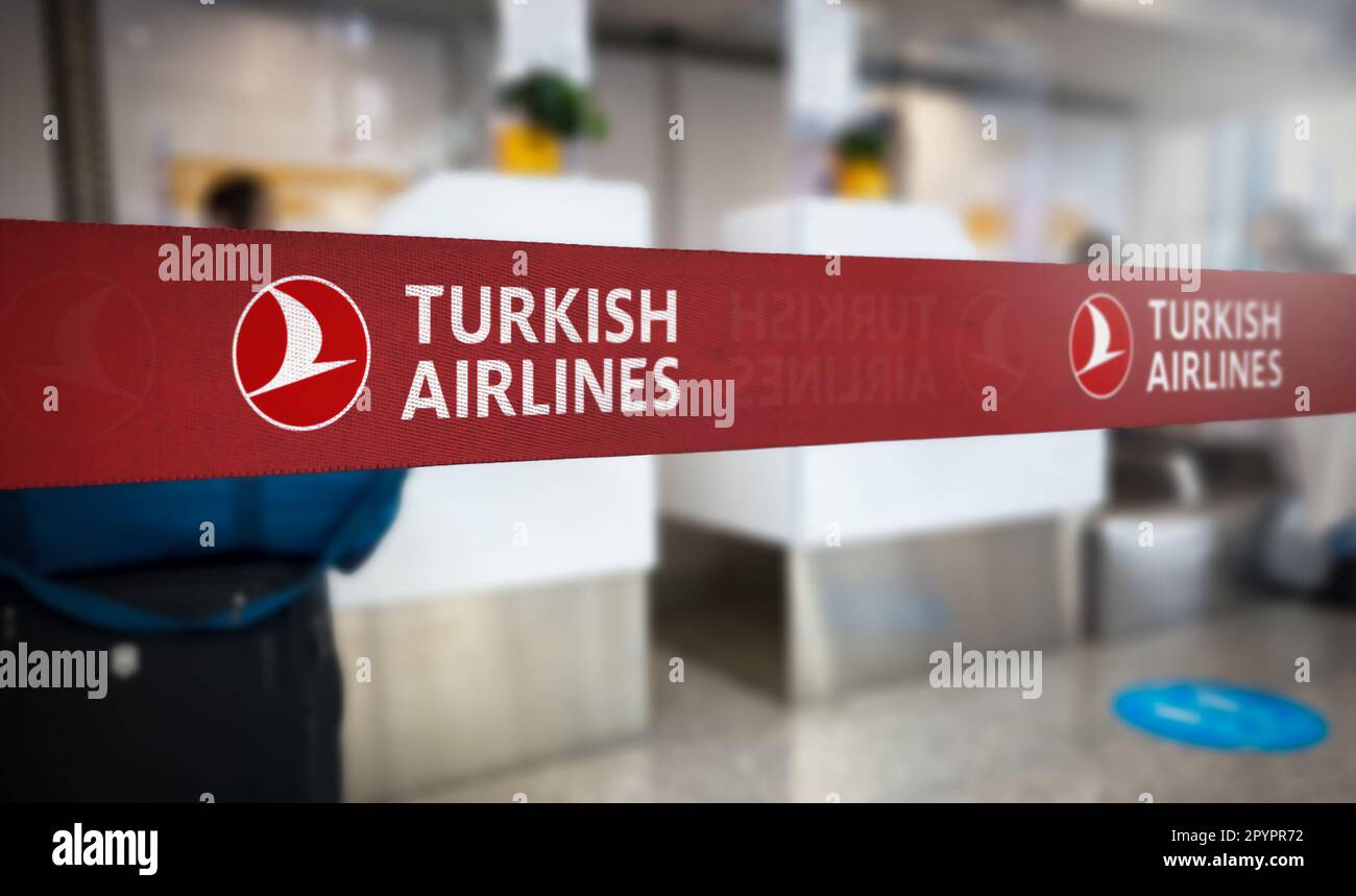 Istanbul, TR Jan. 2023: Rote einziehbare Gurtschranke mit weißem Logo von Turkish Airlines. Turkish Airlines ist die fluggesellschaft unter türkischer Flagge. Reise- und Stockfoto