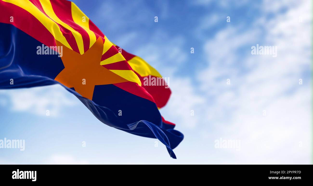 Die Flagge Arizonas, die an klaren Tagen im Wind winkt. Kupferstern, 13 rote und gelbe Strahlen und eine blaue untere Hälfte. Rendern der 3D-Darstellung. Selecti Stockfoto