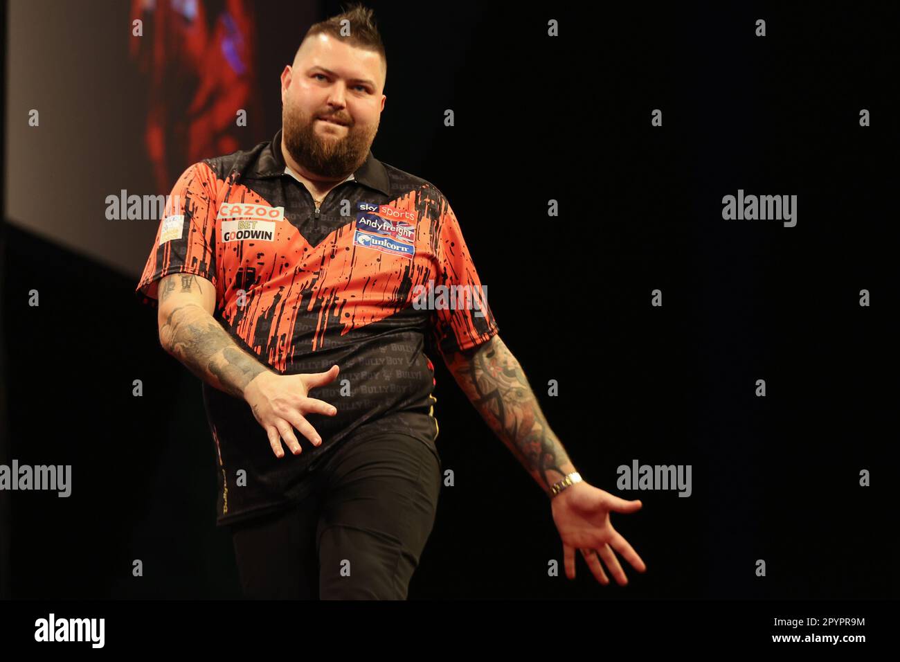 AO Arena, Victoria Station, Manchester, Großbritannien. 4. Mai 2023. Michael Smith während seines Spiels gegen Jonny Clayton im Finale der Cazoo Premier League Darts Night 14 (Manchester) 2023 in der AO Arena in Manchester. Kredit: Touchlinepics/Alamy Live News Stockfoto