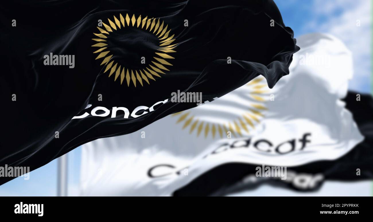 Miami, USA, April 2023: Schwarze CONCACAF-Flagge, die an klaren Tagen im Wind winkt. Fußballregierung von Nordamerika, Mittelamerika und der Karibik. Stockfoto