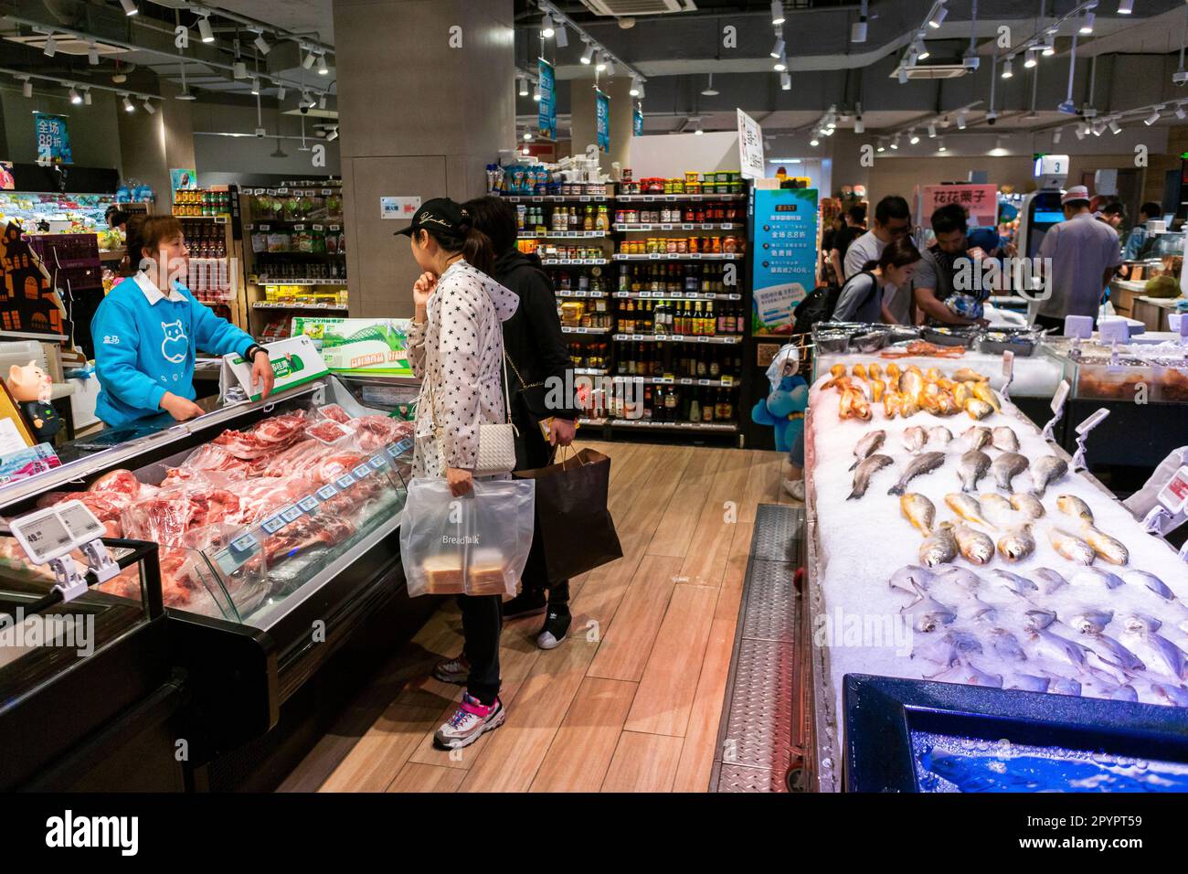 Shanghai, China, Chinesen, die asiatisch einkaufen, Supermarkt Food, zwei Kunden Stockfoto