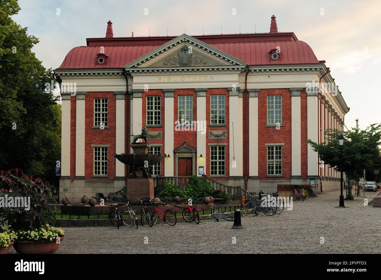 Öffentliche Bibliothek in Turku Finnland an Einem wunderschönen sonnigen Sommertag mit klarem blauen Himmel Stockfoto