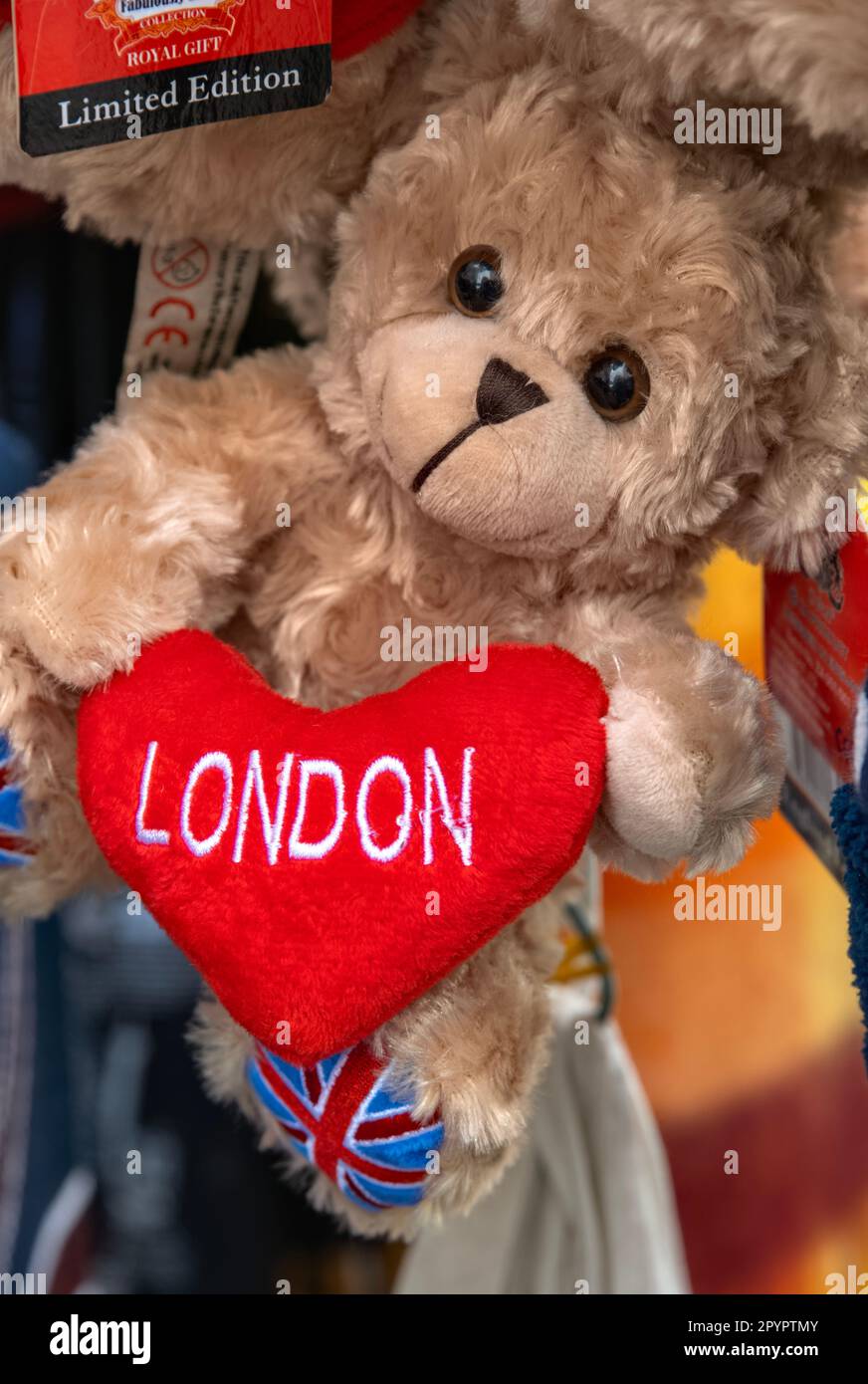 Weiches Spielzeug Teddybär mit London Love Heart Souvenir, London UK, 30. April 2023 Stockfoto