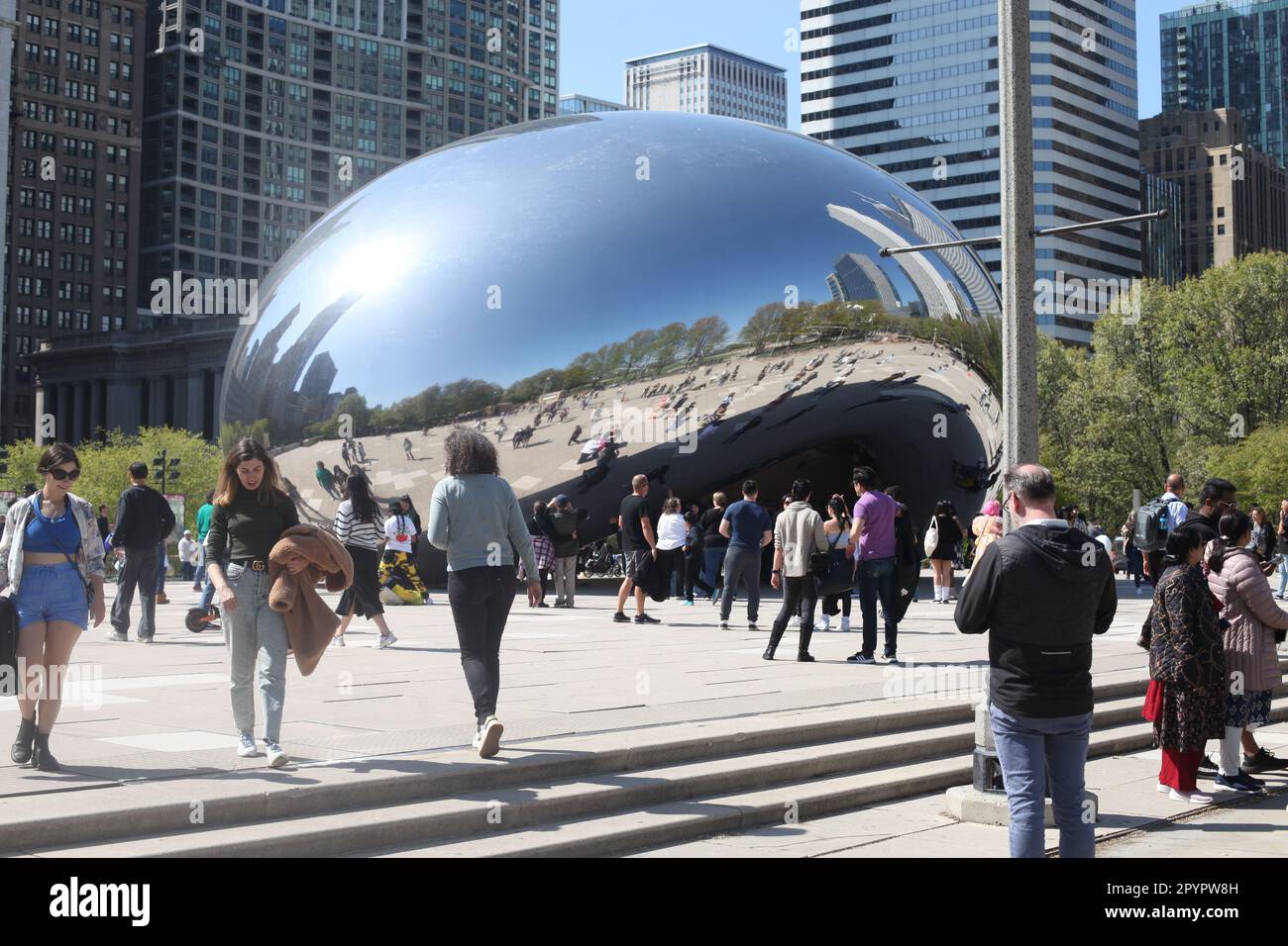 Chicago, Illinois, USA. 4. Mai 2023. (NEU) Chicago heißt Touristen mit seinen ausgestreckten Armen willkommen. 04. Mai 2023, Chicago, Illinois, USA: Viele Besucher besuchen viele Touristenattraktionen wie den Millennium Park, Stadtparks, Seeufer, Navy Pier, BP Bridge, Grant Park, Art Institute of Chicago, Museen und andere, an einem wunderschönen sonnigen Tag; hauptsächlich Fotos machen, Sport treiben, Picknicks machen, segeln und entspannen. Guthaben: Niyi Fote/Thenews2 (Kreditbild: © Niyi Fote/TheNEWS2 via ZUMA Press Wire) NUR REDAKTIONELLE VERWENDUNG! Nicht für den kommerziellen GEBRAUCH! Stockfoto