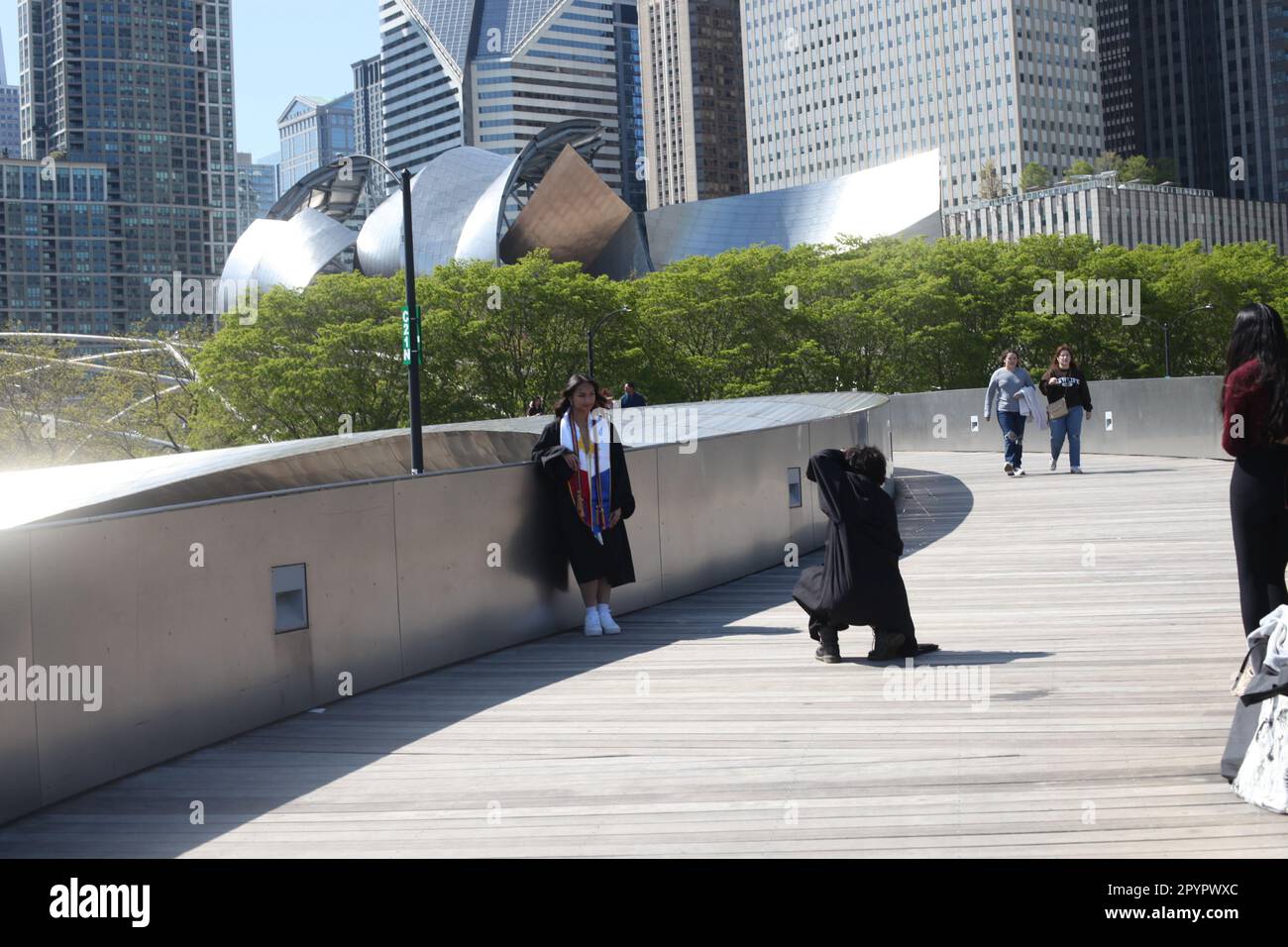 Chicago, Illinois, USA. 4. Mai 2023. (NEU) Chicago heißt Touristen mit seinen ausgestreckten Armen willkommen. 04. Mai 2023, Chicago, Illinois, USA: Viele Besucher besuchen viele Touristenattraktionen wie den Millennium Park, Stadtparks, Seeufer, Navy Pier, BP Bridge, Grant Park, Art Institute of Chicago, Museen und andere, an einem wunderschönen sonnigen Tag; hauptsächlich Fotos machen, Sport treiben, Picknicks machen, segeln und entspannen. Guthaben: Niyi Fote/Thenews2 (Kreditbild: © Niyi Fote/TheNEWS2 via ZUMA Press Wire) NUR REDAKTIONELLE VERWENDUNG! Nicht für den kommerziellen GEBRAUCH! Stockfoto