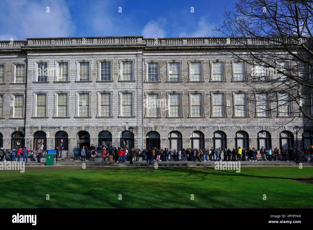 Lange Schlange an Besuchern für die Ausstellung Book of Kells im Trinity College Dublin Stockfoto