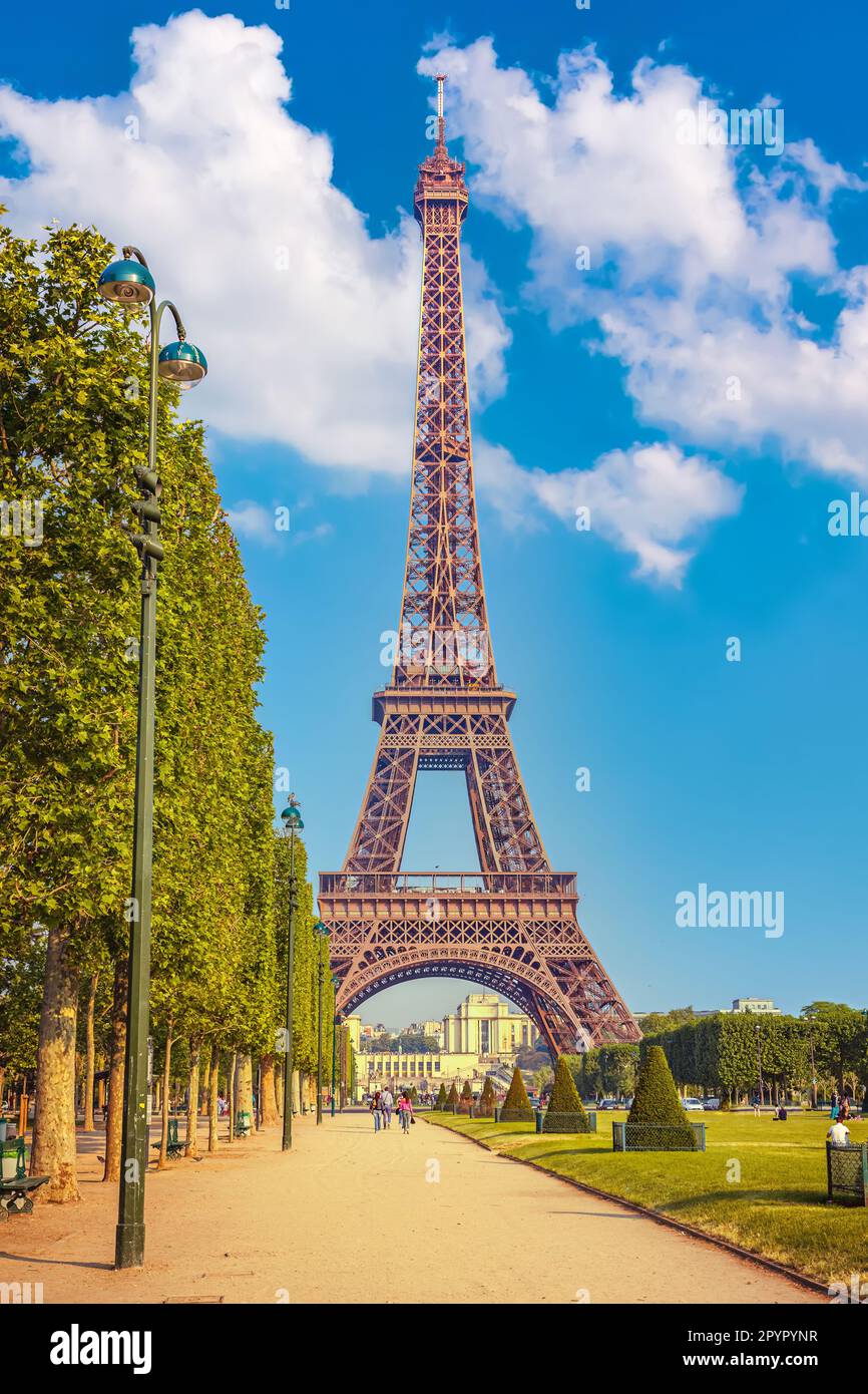 Eiffelturm über blauem Himmel Stockfoto