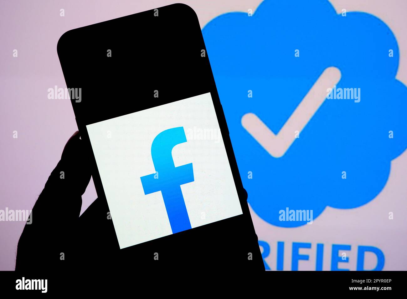 Indien. 4. Mai 2023. In dieser Fotoabbildung wird auf einem Smartphone ein Facebook-Logo mit einem Symbol „verifiziert“ im Hintergrund angezeigt. (Kreditbild: © Avishek das/SOPA Images via ZUMA Press Wire) NUR REDAKTIONELLE VERWENDUNG! Nicht für den kommerziellen GEBRAUCH! Stockfoto