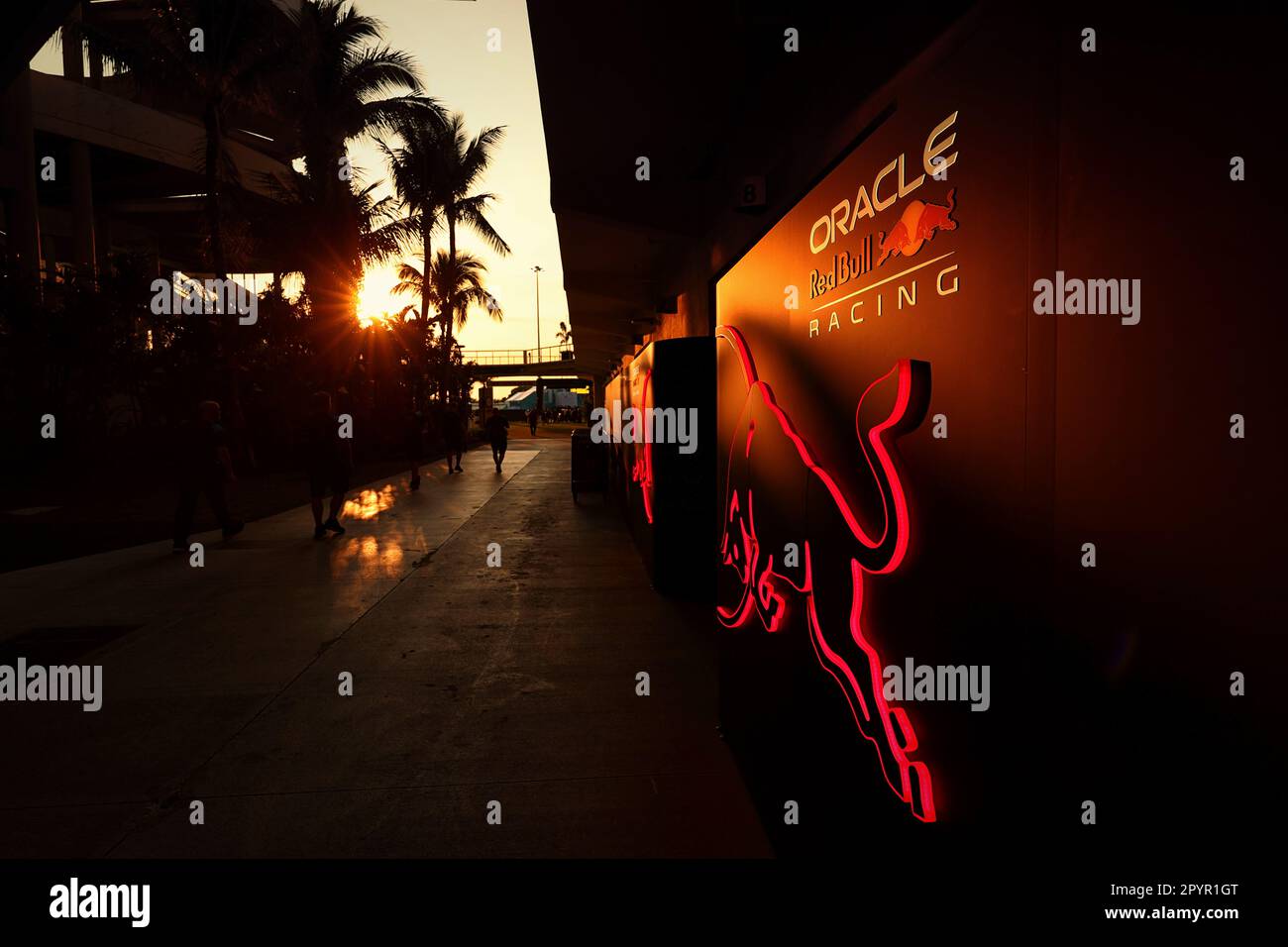 Circuit Atmosphere - Red Bull Racing Logo bei Sonnenuntergang. Kredit: James Moy/Alamy Live News Stockfoto