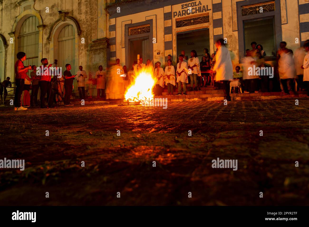 Valenca, Bahia, Brasilien - 08. April 2023: Katholische Gläubige sind am Samstagabend um das Lagerfeuer des Weihnachtsmanns herum Halleluja. Heilige Woche in Valenca, Bahia. Stockfoto