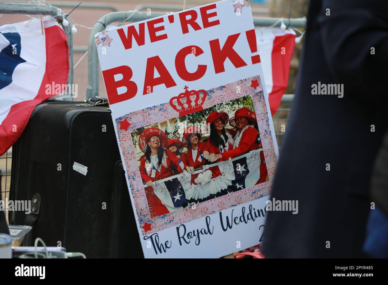 London, Großbritannien. 04. Mai 2023 Königliche Superfans lagern abends in der Mall in Erwartung der Krönung von König Karl III. Und Königin Camilla am 6. Mai. Kredit: Waldemar Sikora/Alamy Live News Stockfoto