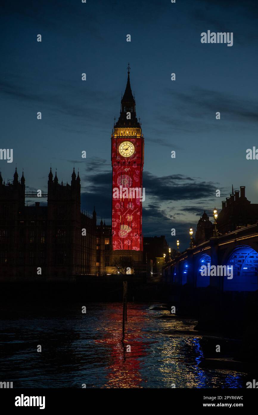 London, Großbritannien. 4. Mai 2023. Der Elizabeth Tower, allgemein bekannt als Big Ben, wird beleuchtet, um die Krönung von König Karl III. Zu feiern, die am 6. Mai stattfindet. Kredit: Lucy North/Alamy Live News Stockfoto