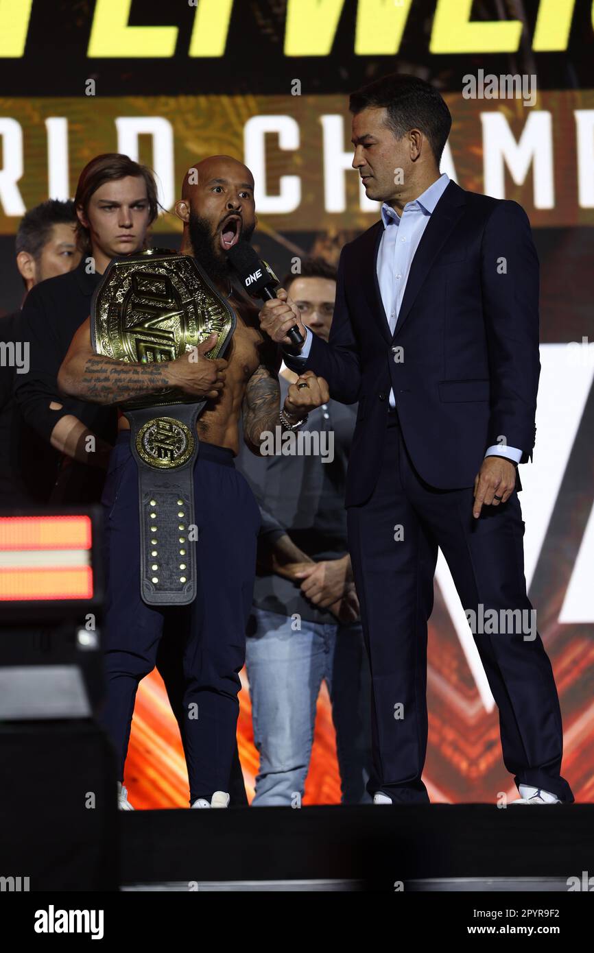 Denver, CO, USA. 3. Mai 2023. DENVER, COLORADO - 4. MAI: Demetrious Johnson wird begeistert bei der ONE Championship Ceremonial With-in and Face-off Conference am 4. Mai 2023 im 1. Bank Center in Denver, Colorado. (Kreditbild: © Christopher Colon/PX Imagens via ZUMA Press Wire) NUR REDAKTIONELLE VERWENDUNG! Nicht für den kommerziellen GEBRAUCH! Stockfoto