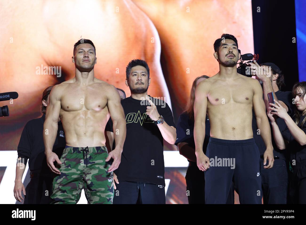 DENVER, COLORADO - 4. MAI: (L-R) Lowen Tynanes stellt sich auf der ONE Championship Ceremonial Wieging-ins and Face-off Conference am 4. Mai 2023 im 1. Bank Center in Denver, Colorado, gegen OK Rae Yoon. (Foto von Christopher Colon/Pximages) Stockfoto