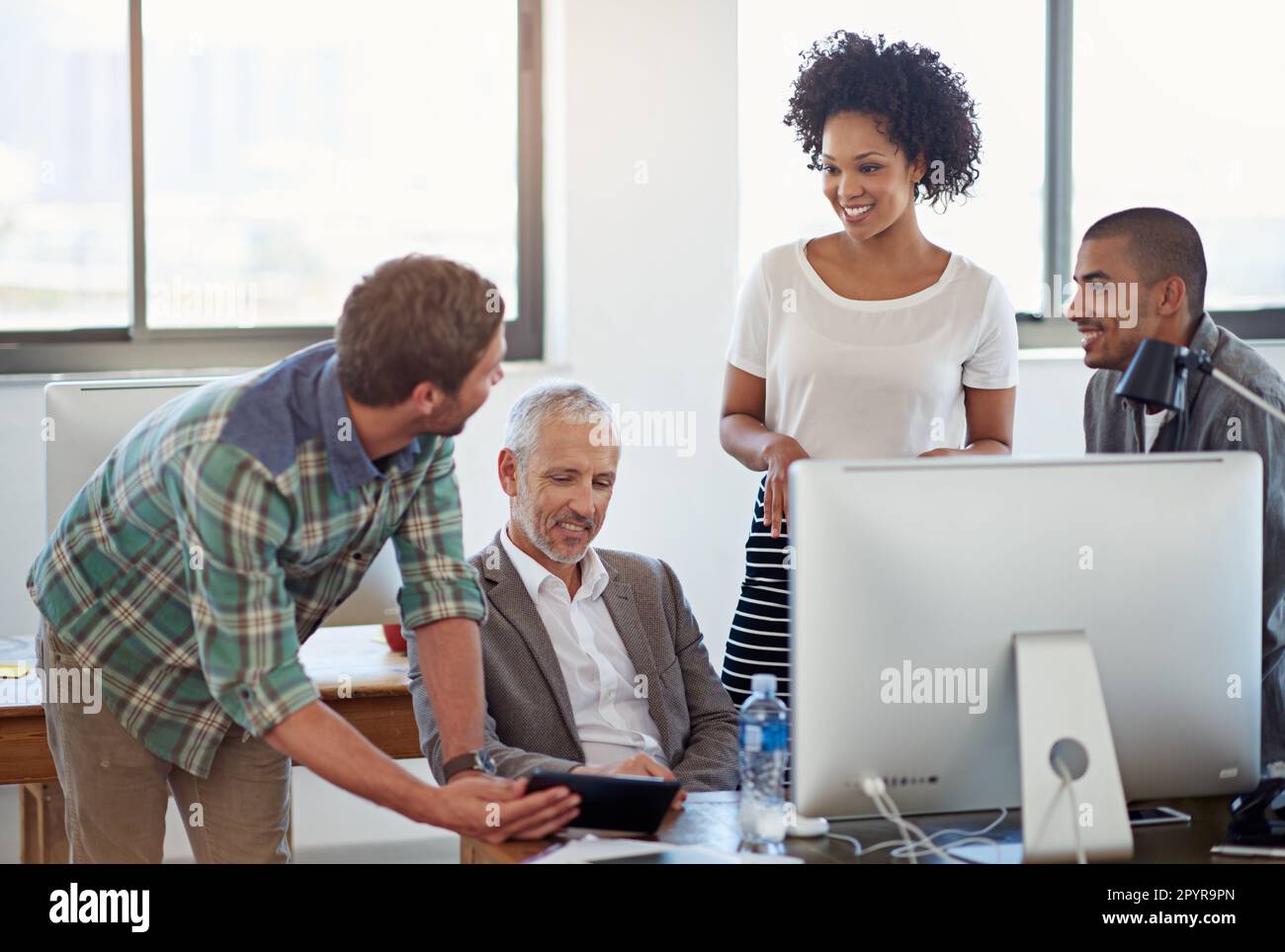 Wertschätzung des Teams. Eine Gruppe von Kollegen, die im Büro zusammenarbeiten. Stockfoto