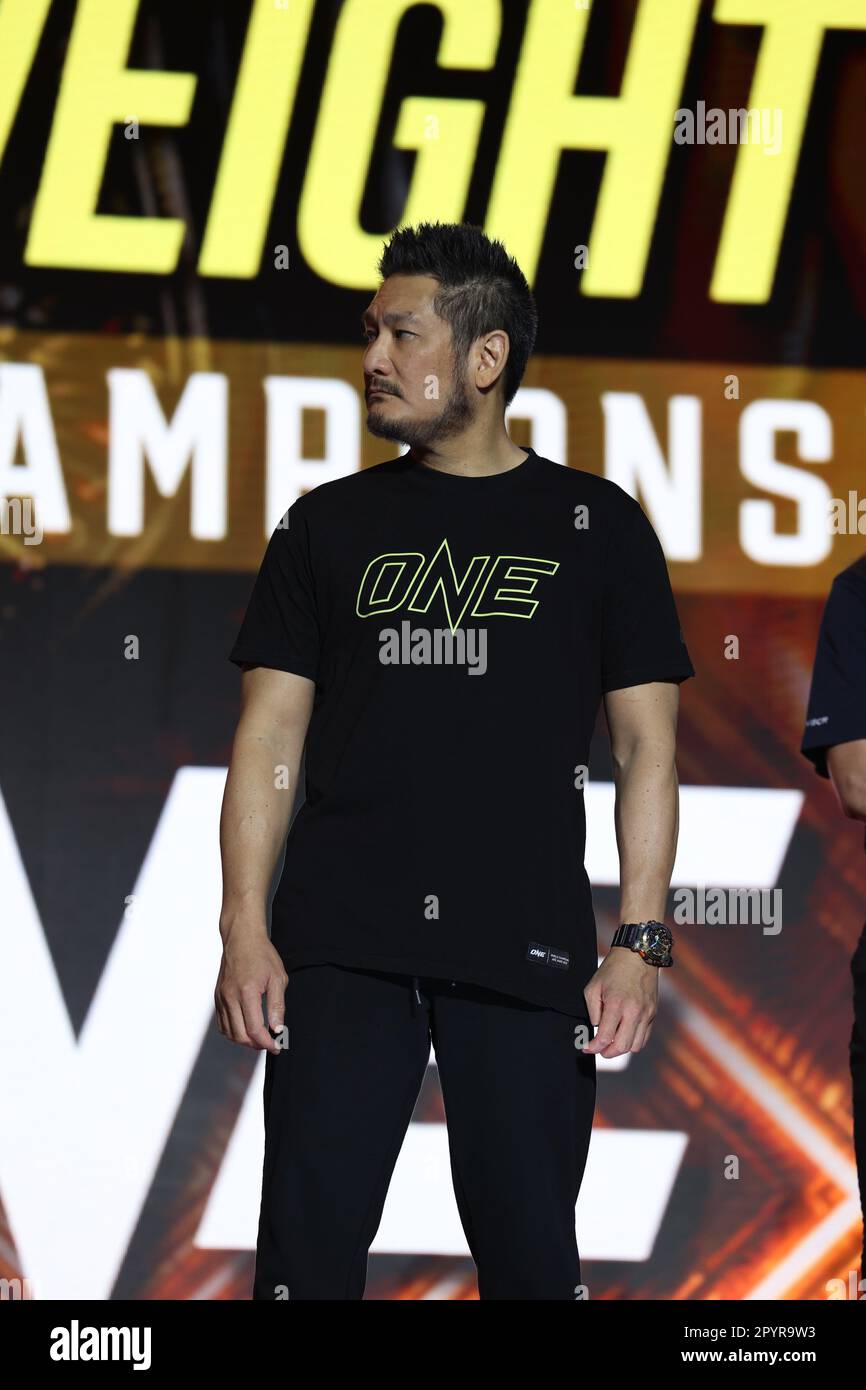 DENVER, COLORADO - 4. MAI: Chcomed Sityodtong wartet auf Kämpfer bei DER ONE Championship Ceremonial Wiege-in and Face-off Conference am 4. Mai 2023 im 1. Bank Center in Denver, Colorado. (Foto von Christopher Colon/Pximages) Stockfoto