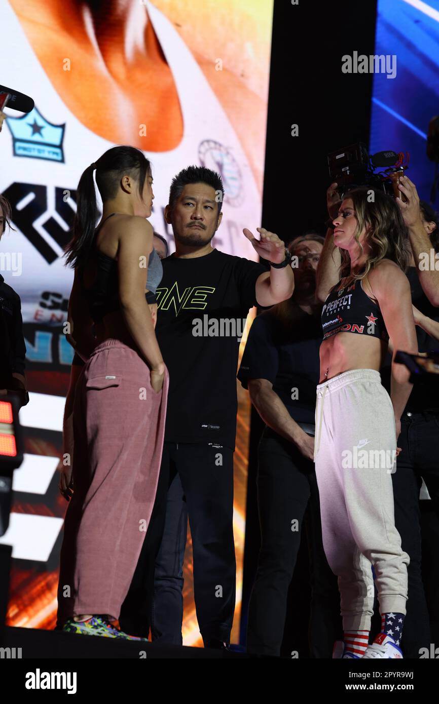 DENVER, COLORADO - 4. MAI: (L-R) Stamp Fairtex stellt sich Alyse Anderson bei der ONE Championship Ceremonial Wieg-in and Face-off Conference am 4. Mai 2023 im 1. Bank Center in Denver, Colorado, gegenüber. (Foto von Christopher Colon/Pximages) Stockfoto