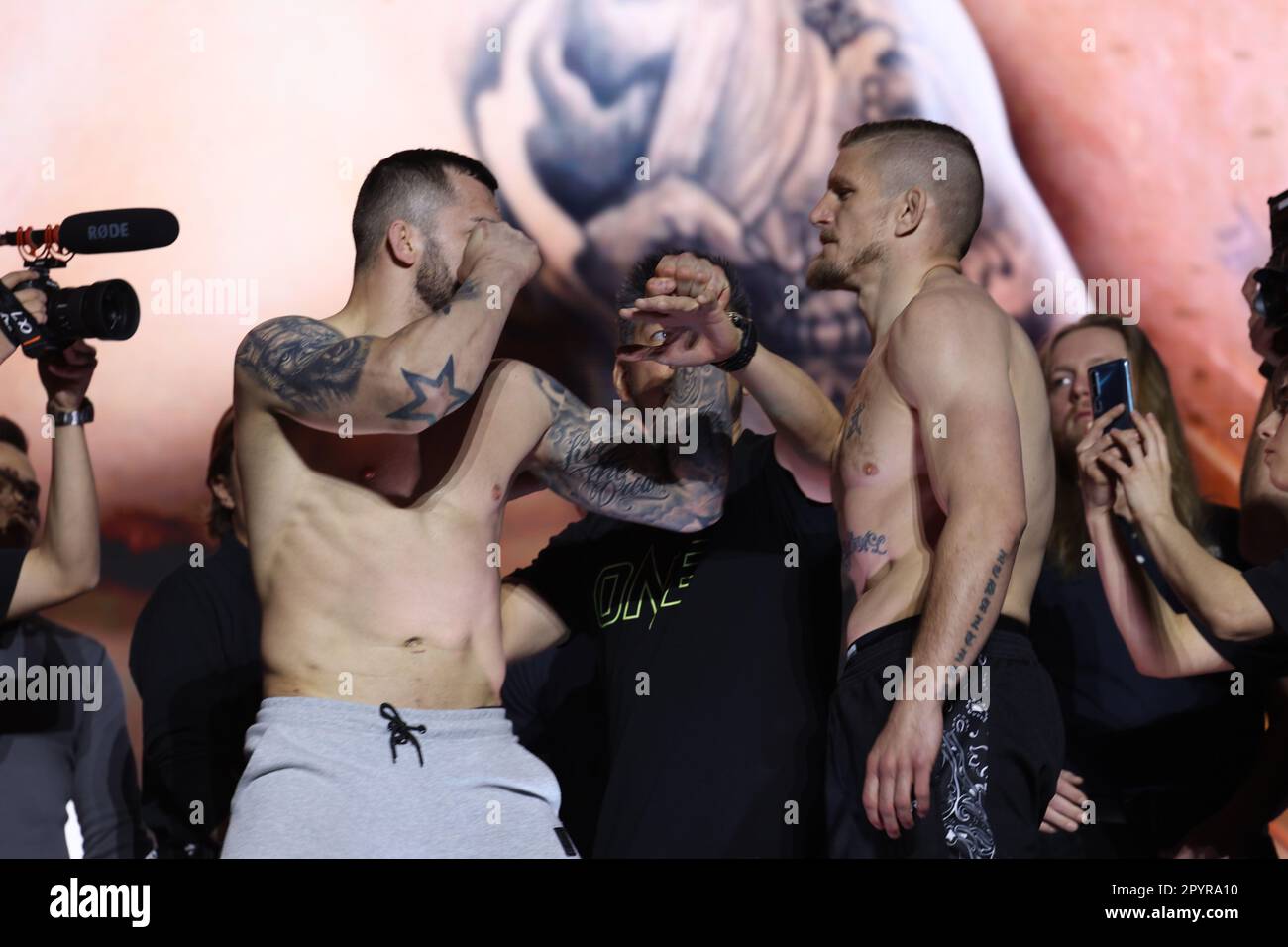 DENVER, COLORADO - 4. MAI: (L-R) Roberto Soldic tritt gegen Zebaztian Kadestam bei der ONE Championship Ceremonial Wiege-in and Face-off Conference am 4. Mai 2023 im 1. Bank Center in Denver, Colorado, an. (Foto von Christopher Colon/Pximages) Stockfoto