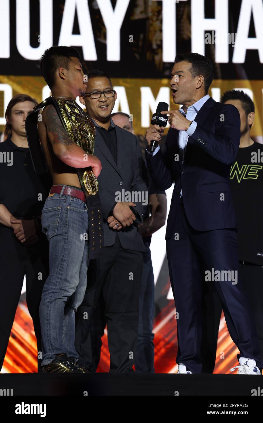 DENVER, COLORADO - 4. MAI: Mitch Chilson interviewt Rodtang Jitmuangnon bei der ONE Championship Ceremonial Wiege-in and Face-off Conference am 4. Mai 2023 im 1. Bank Center in Denver, Colorado. (Foto von Christopher Colon/Pximages) Stockfoto