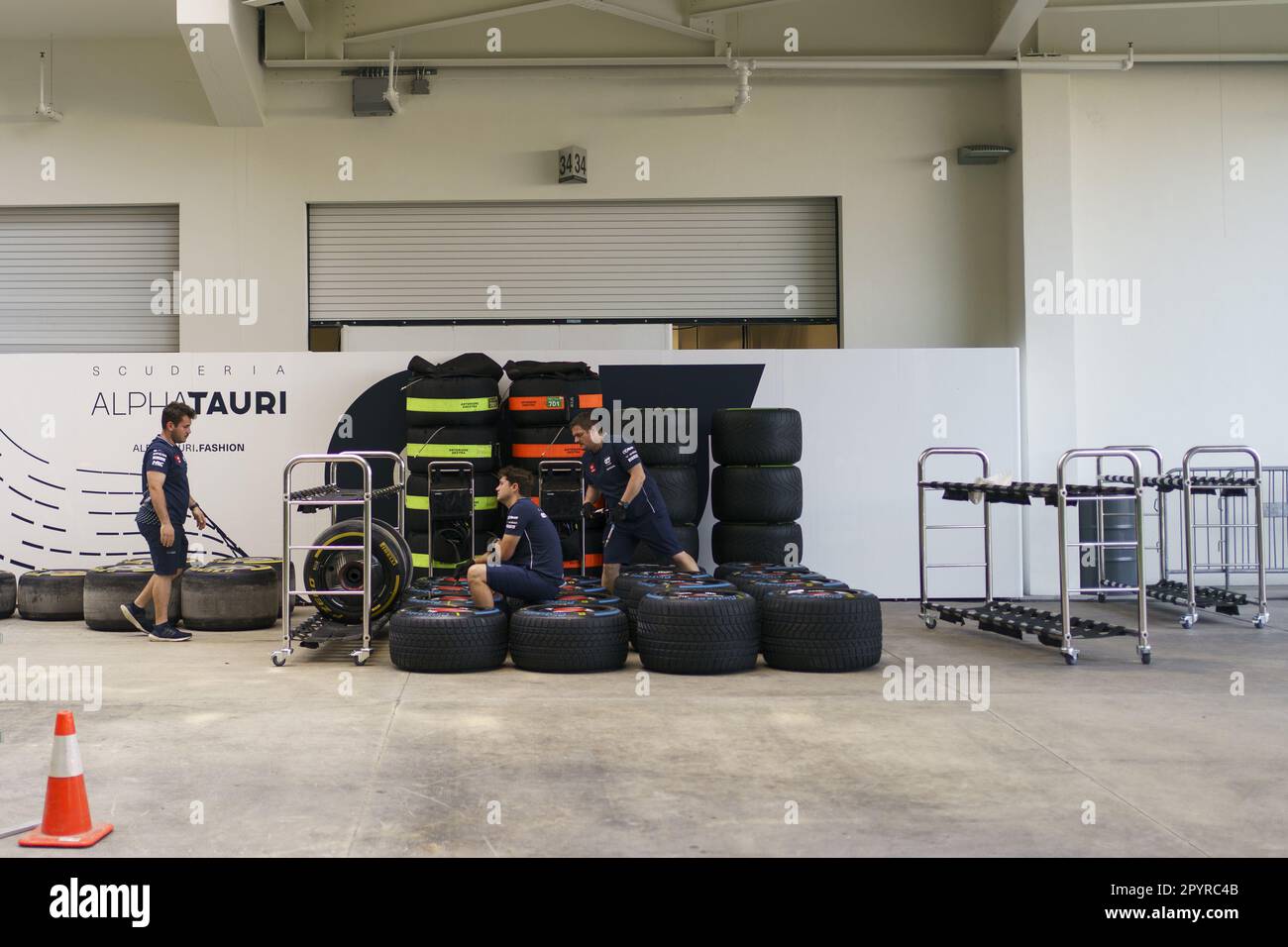Miami Gardens, Usa. 04. Mai 2023. Mitglieder von Scuderia AlphaTauri Honda bereiten am 4. Mai 2023 während der Formel 1 Grand Prix​ von Miami im Miami International Autodrome in Miami Gardens, Florida, Reifen vor. Foto: Greg Nash/UPI Credit: UPI/Alamy Live News Stockfoto