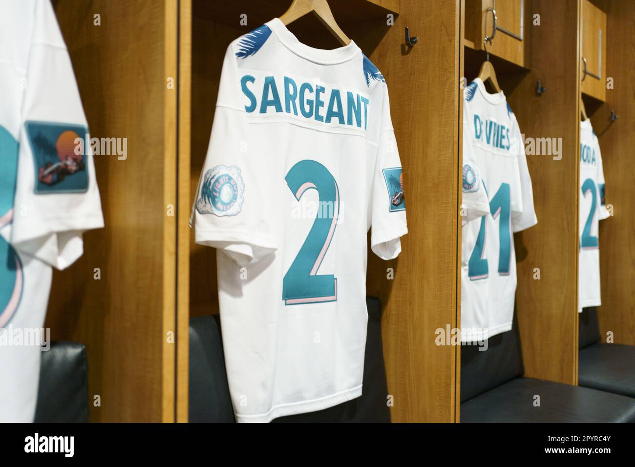 Miami Gardens, Usa. 04. Mai 2023. Ein Miami Dolphins Trikot mit dem Namen des amerikanischen Formel-1-Fahrers Logan SarSergeant of Williams Racing wird am 2023. Mai auf dem Formel-1-Grand Prix​ von Miami im Miami International Autodrome in Miami Gardens, Florida, am 4. Mai gesehen. Foto: Greg Nash/UPI Credit: UPI/Alamy Live News Stockfoto