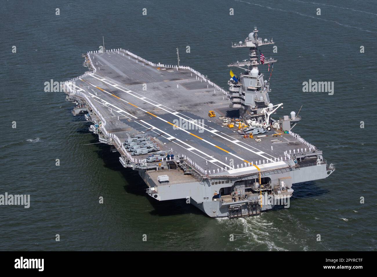 Matrosen, die dem Flugzeugträger USS Gerald R. Ford (CVN 78) zugeteilt wurden, bedienten die Schienen, wenn das Schiff die Naval Station Norfolk für einen planmäßigen Einsatz am 2. Mai 2023 verlässt. Gerald R. Ford ist das Flaggschiff der Gerald R. Ford Carrier Strike Group. Als erstklassiges Schiff von Ford-Flugzeugträgern stellt CVN 78 einen Generationssprung in den USA dar Die Fähigkeit der Navy, Energie auf globaler Ebene zu projizieren. (USA Marinebild von Mass Communication Specialist 2. Class Jackson Adkins) Stockfoto