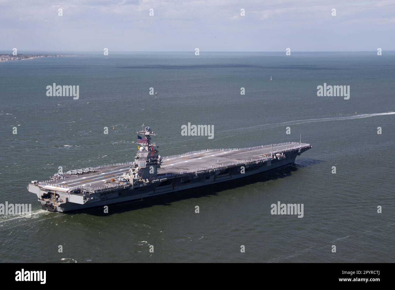 Matrosen, die dem Flugzeugträger USS Gerald R. Ford (CVN 78) zugeteilt wurden, bedienten die Schienen, wenn das Schiff die Naval Station Norfolk für einen planmäßigen Einsatz am 2. Mai 2023 verlässt. Gerald R. Ford ist das Flaggschiff der Gerald R. Ford Carrier Strike Group. Als erstklassiges Schiff von Ford-Flugzeugträgern stellt CVN 78 einen Generationssprung in den USA dar Die Fähigkeit der Navy, Energie auf globaler Ebene zu projizieren. (USA Marinebild von Mass Communication Specialist 2. Class Jackson Adkins) Stockfoto