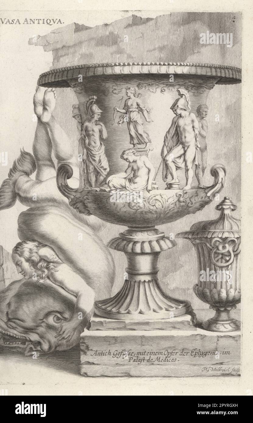 Antike Vase, die das menschliche Opfer der Iphigenie von Agamemnon in Aulis vom Palazzo Medici darstellt. Mit einer anderen Vase mit Deckel, Figur oder einer Frau und einem Delfin. Kopperplattengravierung von Johann Georg Waldreich nach einer Illustration von Joachim von Sandrart von seiner L’Academia Todesca, della Architectura, Scultura & Pittura, oder Teutsche Academie, der Edlen Bau- Bild- und Mahlerey-Kunste, Deutsche Akademie für Architektur, Skulptur und Gemälde, Jacob von Sandrart, 1675. Stockfoto