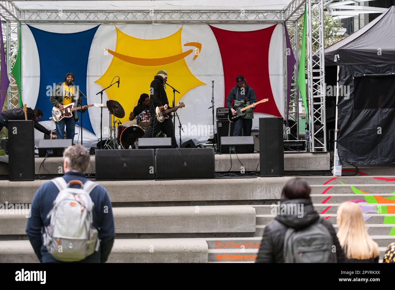 Seattle, USA. 4. Mai 2023. Eine kostenlose Show im Freien auf dem Amazonas-Campus in South Lake Union. Die Tacoma Indie Band Enumclaw trat um 5:00pm neben den Amazonassphären auf die Bühne. Kredit: James Anderson/Alamy Live News Stockfoto