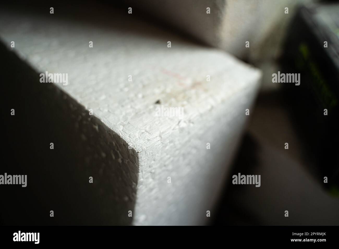 Weißes dickes Styropor-Nahbild. Universelles Isoliermaterial aus geschäumtem Polystyrol. Stockfoto