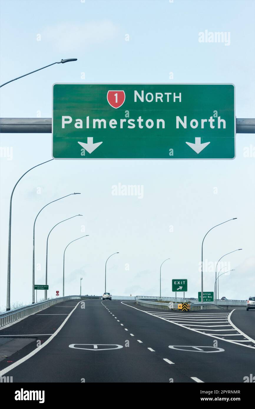 Wellington, Neuseeland - 23. Oktober 2022: Autobahnspuren auf dem Transmission Gully Expressway in Richtung Palmerston North auf der SH1 bei Porirua Stockfoto