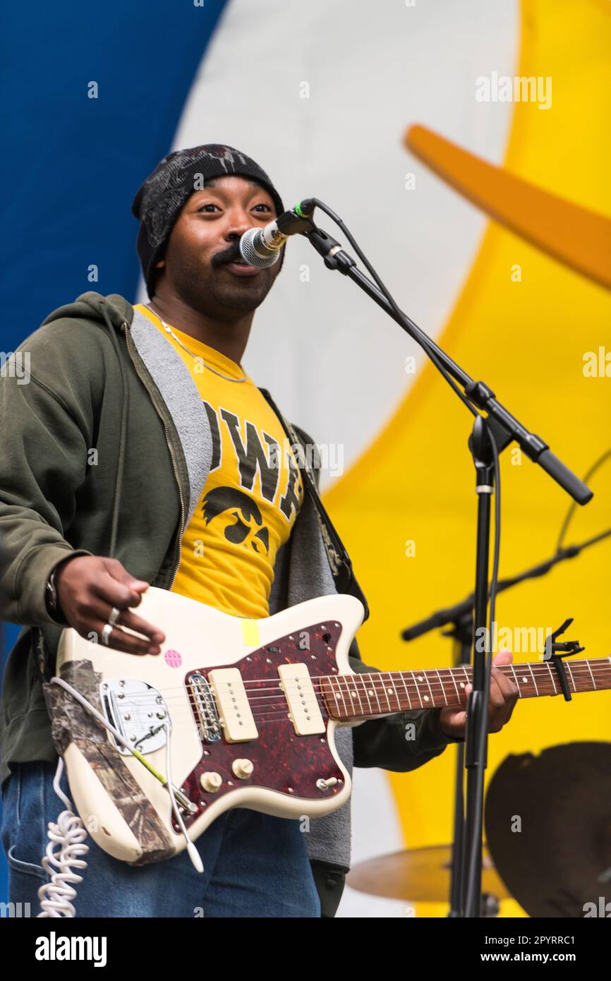 Seattle, USA. 4. Mai 2023. Eine kostenlose Show im Freien auf dem Amazonas-Campus in South Lake Union. Die Tacoma Indie Band Enumclaw trat um 5:00pm neben den Amazonassphären auf die Bühne. Kredit: James Anderson/Alamy Live News Stockfoto