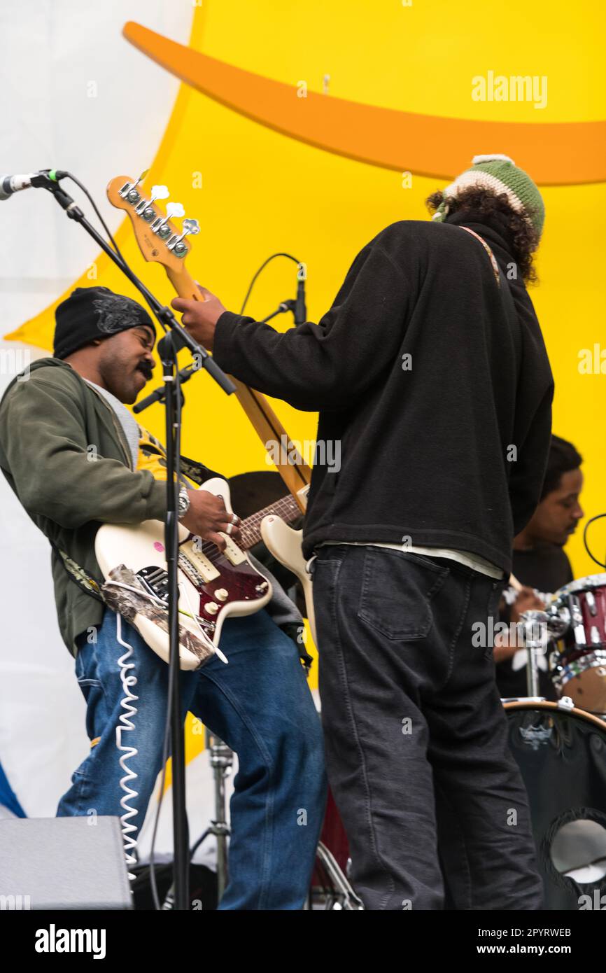 Seattle, USA. 4. Mai 2023. Eine kostenlose Show im Freien auf dem Amazonas-Campus in South Lake Union. Die Tacoma Indie Band Enumclaw trat um 5:00pm neben den Amazonassphären auf die Bühne. Kredit: James Anderson/Alamy Live News Stockfoto