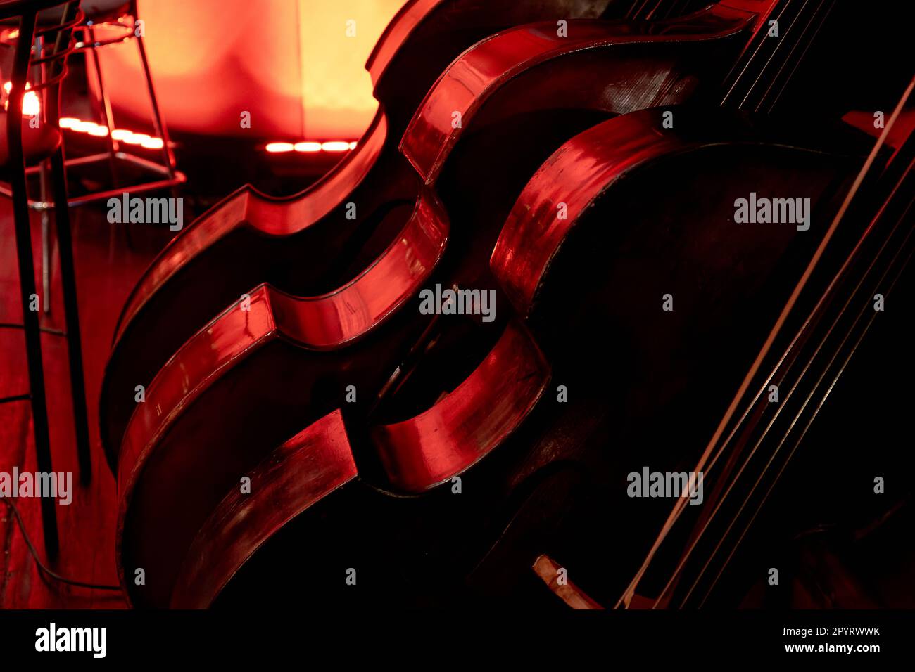 Bild von drei hölzernen Saiteninstrumenten eines Symphonieorchesters mit Doppelbarsch Stockfoto