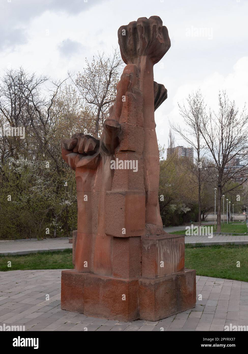 Eriwan, Armenien - 27. März 2023: Geballte Fäuste des Weltfriedensdenkmals im Siegespark, Rückblick Stockfoto