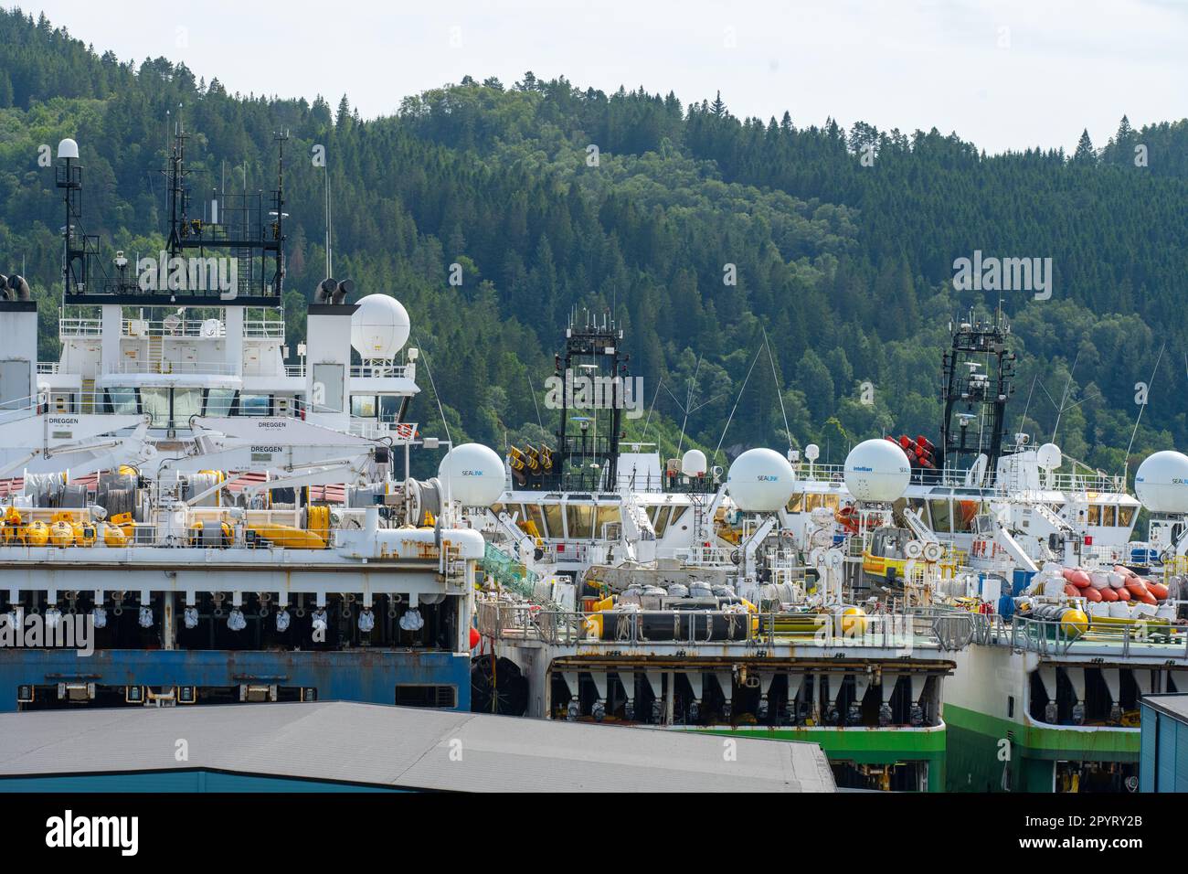 Lindesnes, Norwegen - August 09 2022: Oberdeck mit Kränen und Antennen seismischer Vermessungsschiffe Stockfoto