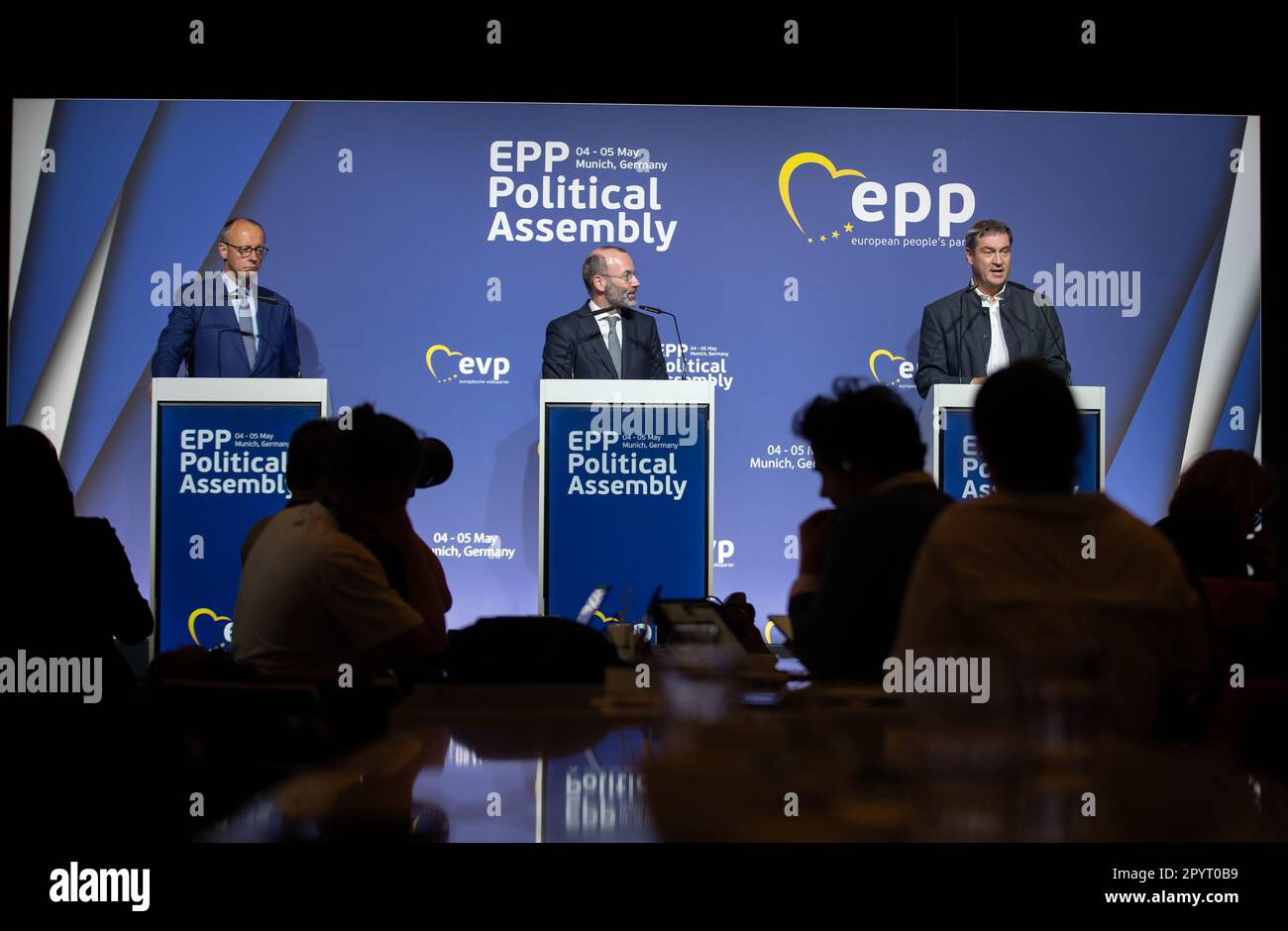 München, Deutschland. 04. Mai 2023. CSU-Vorsitzender und bayerischer Ministerpräsident Markus Soeder, EVP-Leiter und stellvertretender Vorsitzender der CSU Manfred Weber, CDU-Chiarman und Fraktionsführer Friedrich Merz auf der Pressekonferenz der EVP zu ihrer politischen Versammlung, einem kleinen Parteikongress, am 4. Mai 2023 in München. (Foto: Alexander Pohl/Sipa USA) Guthaben: SIPA USA/Alamy Live News Stockfoto