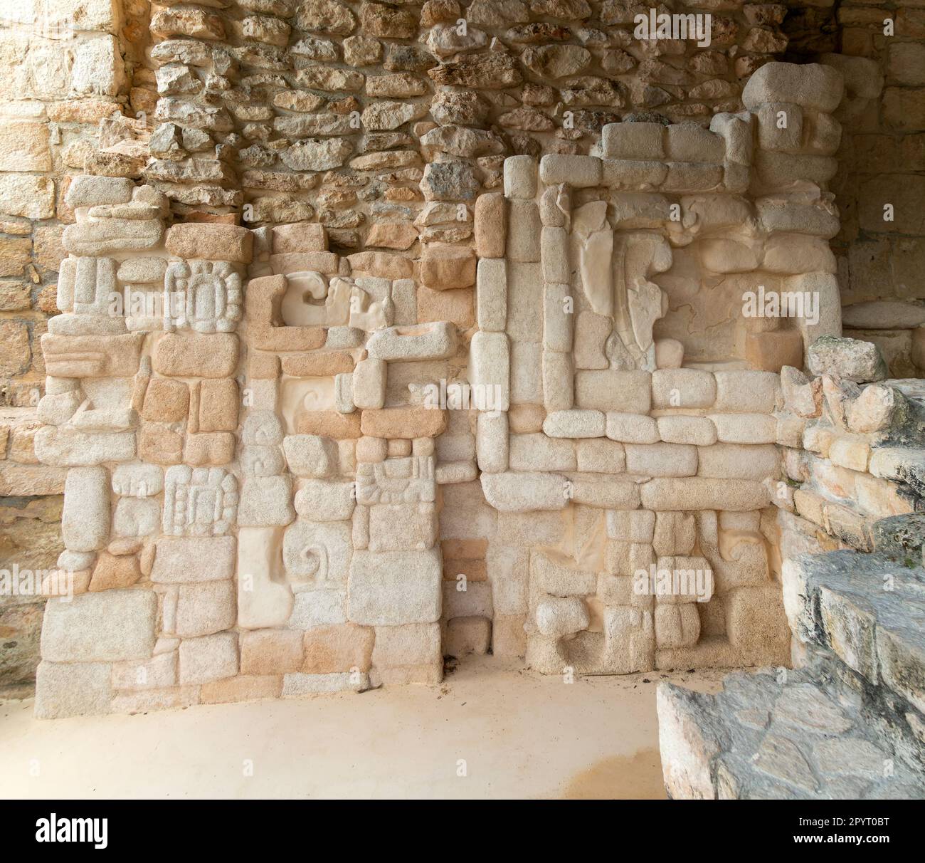 Kunstvolle Steinschnitzereien an der Ausgrabungsstätte der Maya, Ek Balam, in der Nähe von Vallodoid, Temozón, Yucatán, Mexiko Stockfoto