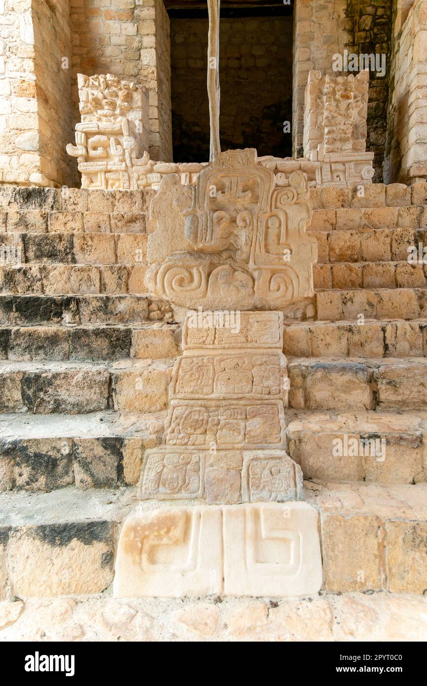 Kunstvolle Steinschnitzereien an der Ausgrabungsstätte der Maya, Ek Balam, in der Nähe von Vallodoid, Temozón, Yucatán, Mexiko Stockfoto