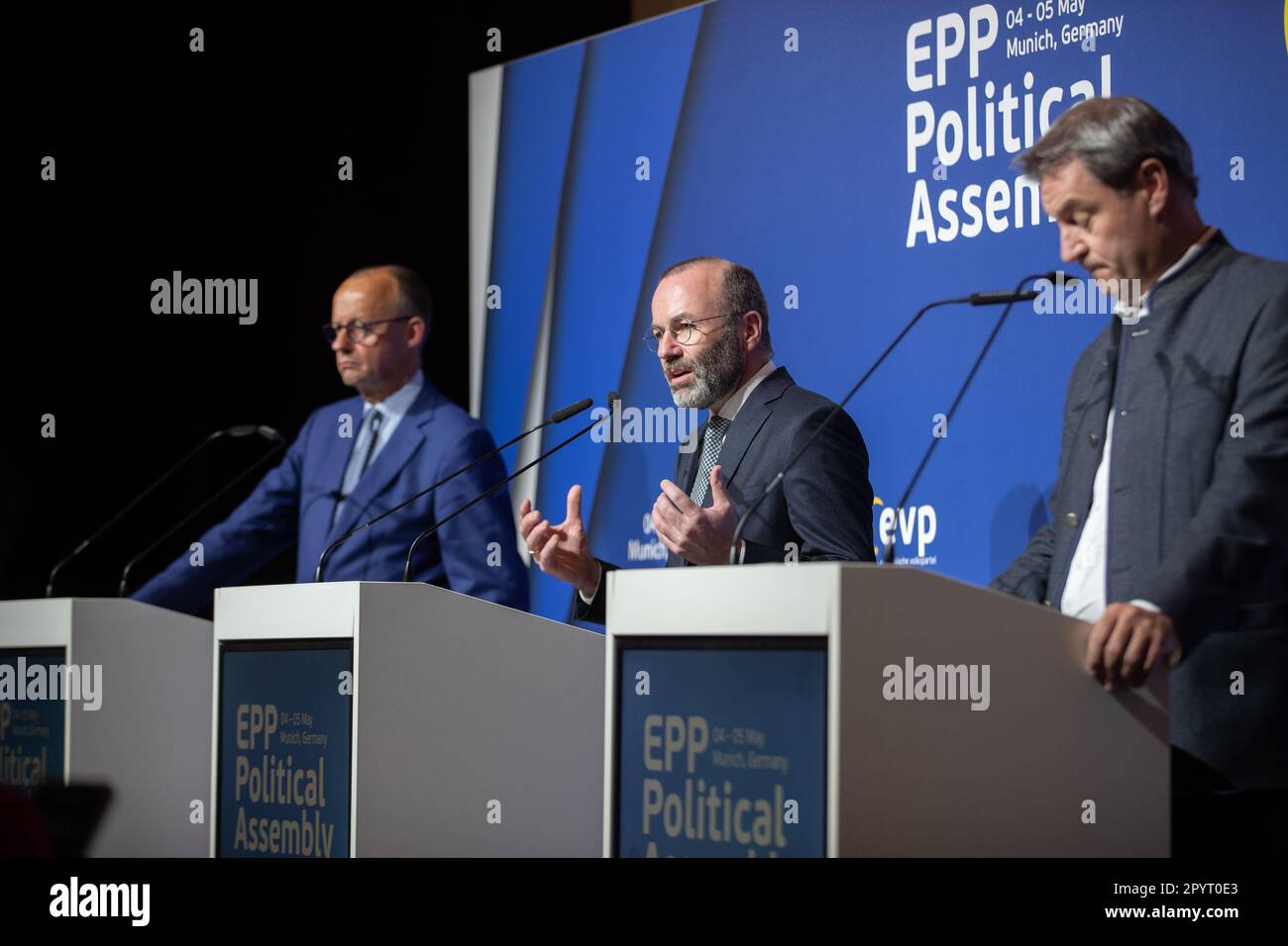 München, Deutschland. 04. Mai 2023. CSU-Vorsitzender und bayerischer Ministerpräsident Markus Soeder, EVP-Leiter und stellvertretender Vorsitzender der CSU Manfred Weber, CDU-Chiarman und Fraktionsführer Friedrich Merz auf der Pressekonferenz der EVP zu ihrer politischen Versammlung, einem kleinen Parteikongress, am 4. Mai 2023 in München. (Foto: Alexander Pohl/Sipa USA) Guthaben: SIPA USA/Alamy Live News Stockfoto